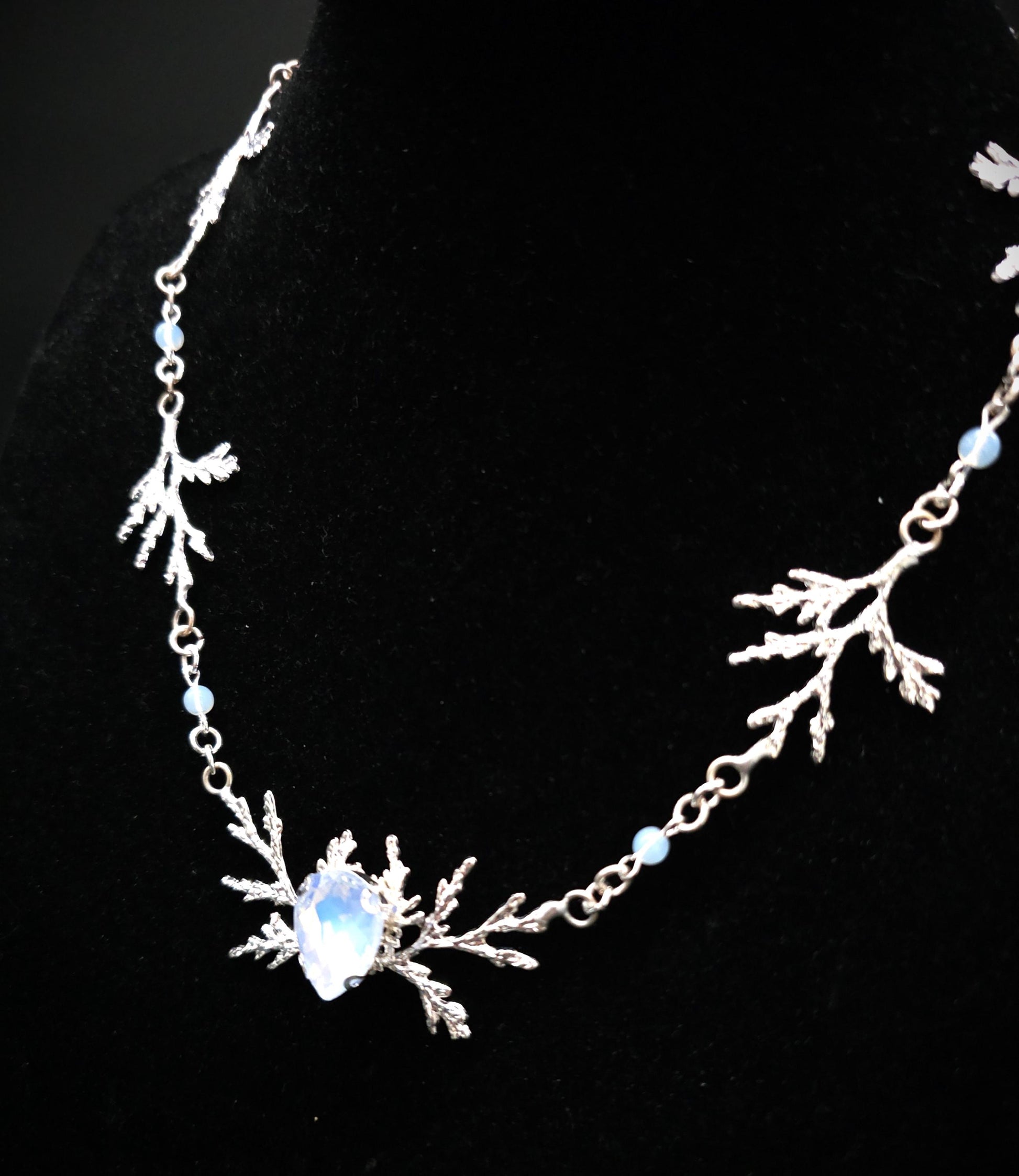 Art Nouveau Fantasy Collier mit Opalith ~ Handgefertigte Elfen Kette ~ Witchy Schmuck ~ Größenverstellbar