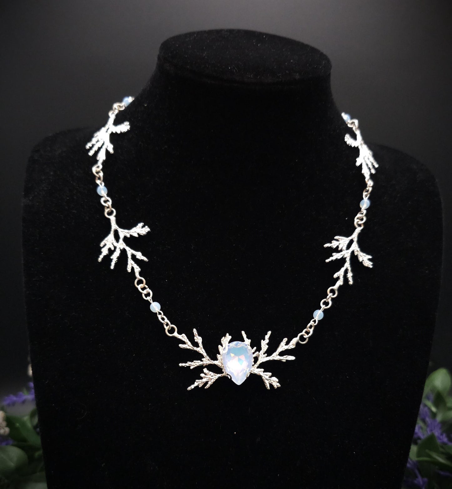 Art Nouveau Fantasy Collier mit Opalith ~ Handgefertigte Elfen Kette ~ Witchy Schmuck ~ Größenverstellbar