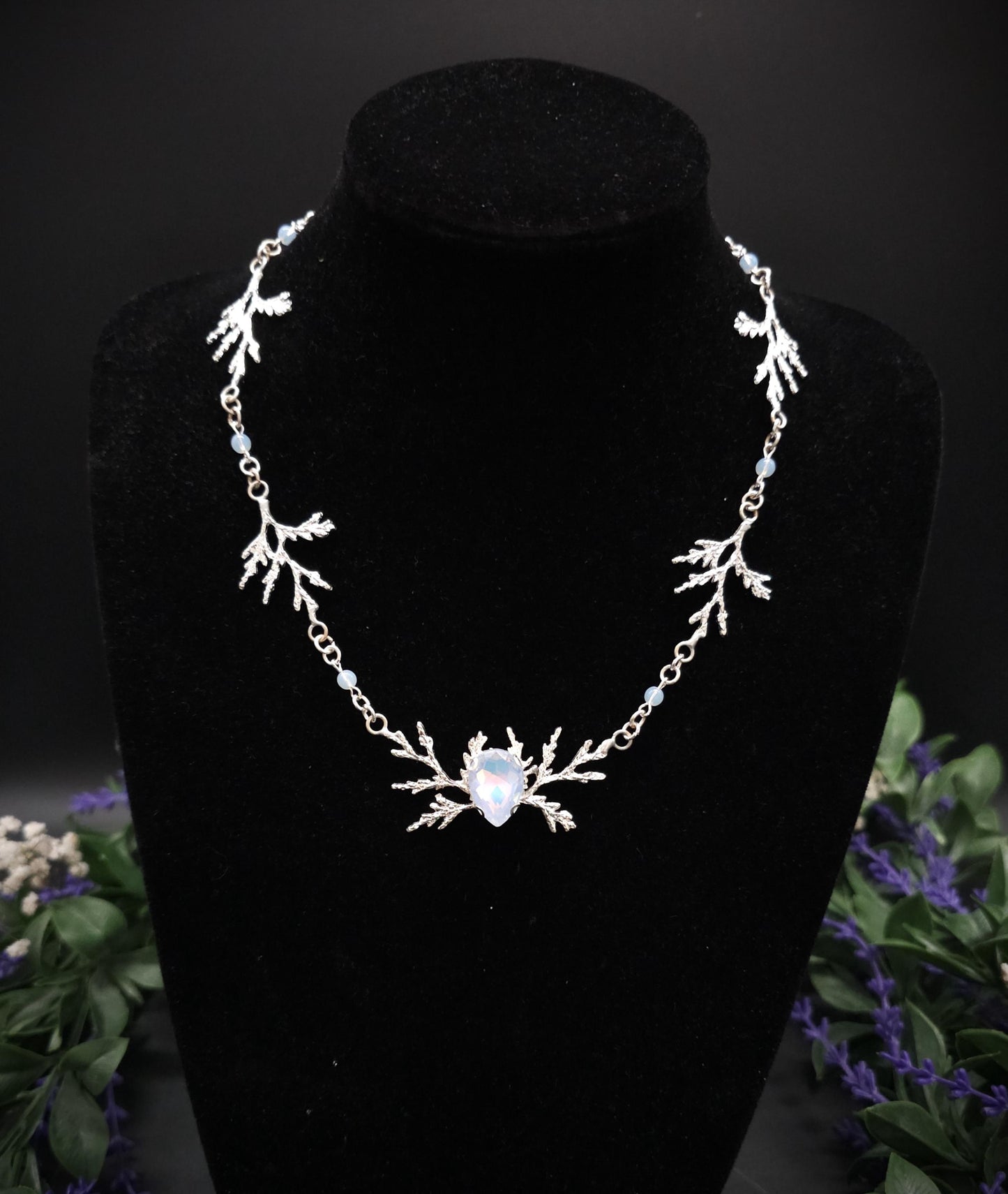 Art Nouveau Fantasy Collier mit Opalith ~ Handgefertigte Elfen Kette ~ Witchy Schmuck ~ Größenverstellbar