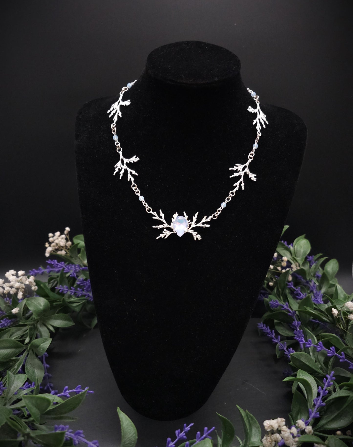 Art Nouveau Fantasy Collier mit Opalith ~ Handgefertigte Elfen Kette ~ Witchy Schmuck ~ Größenverstellbar