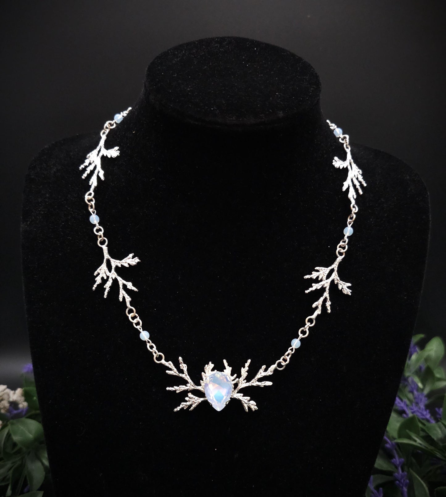 Art Nouveau Fantasy Collier mit Opalith ~ Handgefertigte Elfen Kette ~ Witchy Schmuck ~ Größenverstellbar