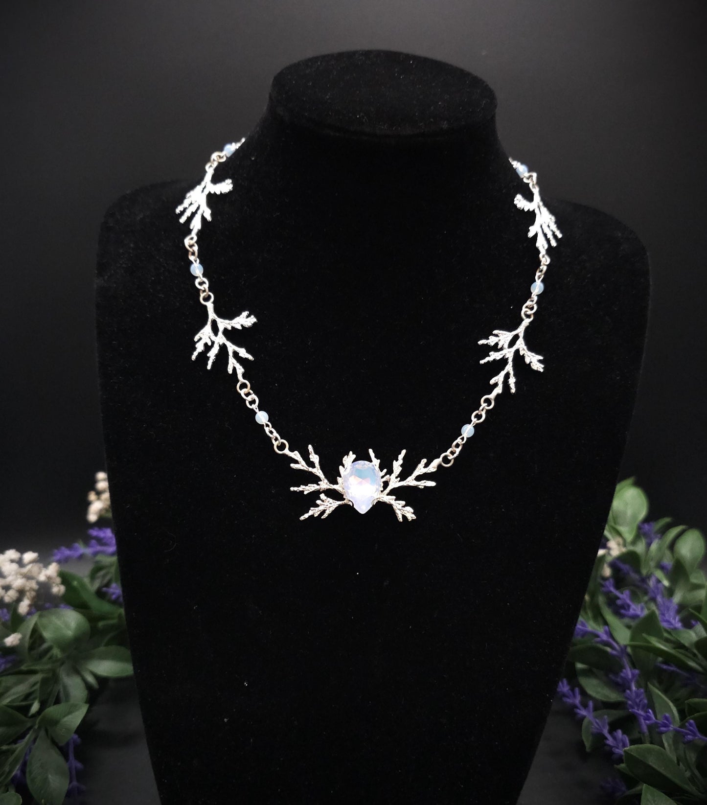 Art Nouveau Fantasy Collier mit Opalith ~ Handgefertigte Elfen Kette ~ Witchy Schmuck ~ Größenverstellbar