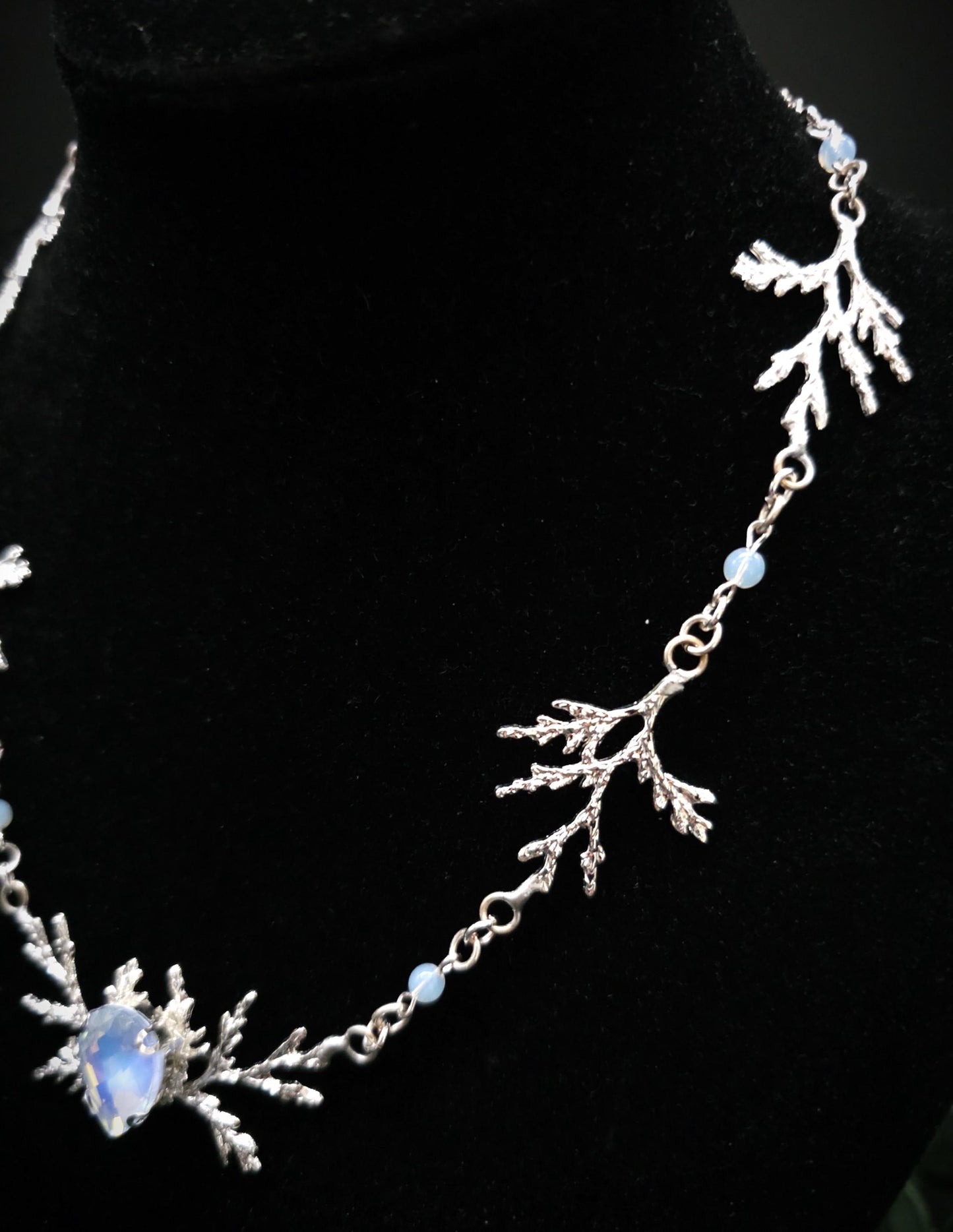 Art Nouveau Fantasy Collier mit Opalith ~ Handgefertigte Elfen Kette ~ Witchy Schmuck ~ Größenverstellbar