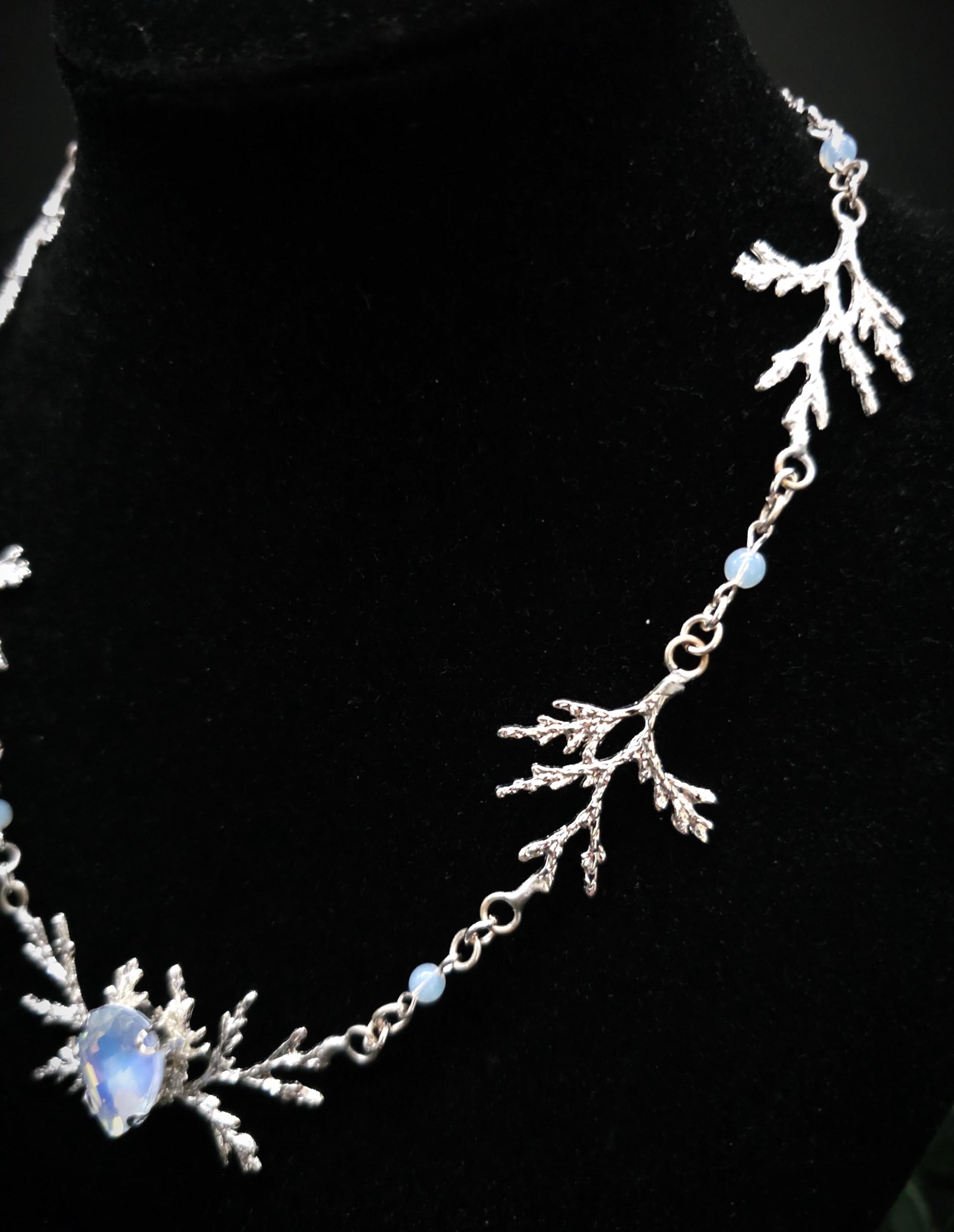 Art Nouveau Fantasy Collier mit Opalith ~ Handgefertigte Elfen Kette ~ Witchy Schmuck ~ Größenverstellbar