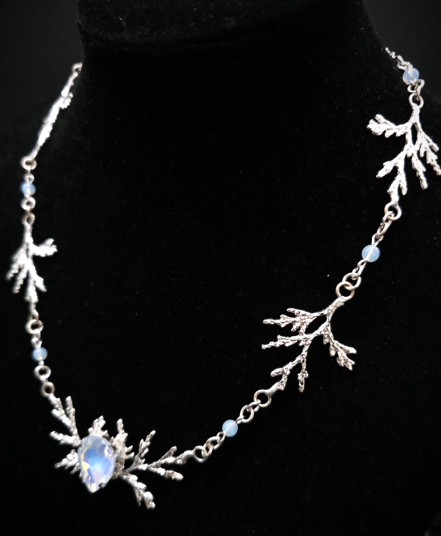 Art Nouveau Fantasy Collier mit Opalith ~ Handgefertigte Elfen Kette ~ Witchy Schmuck ~ Größenverstellbar