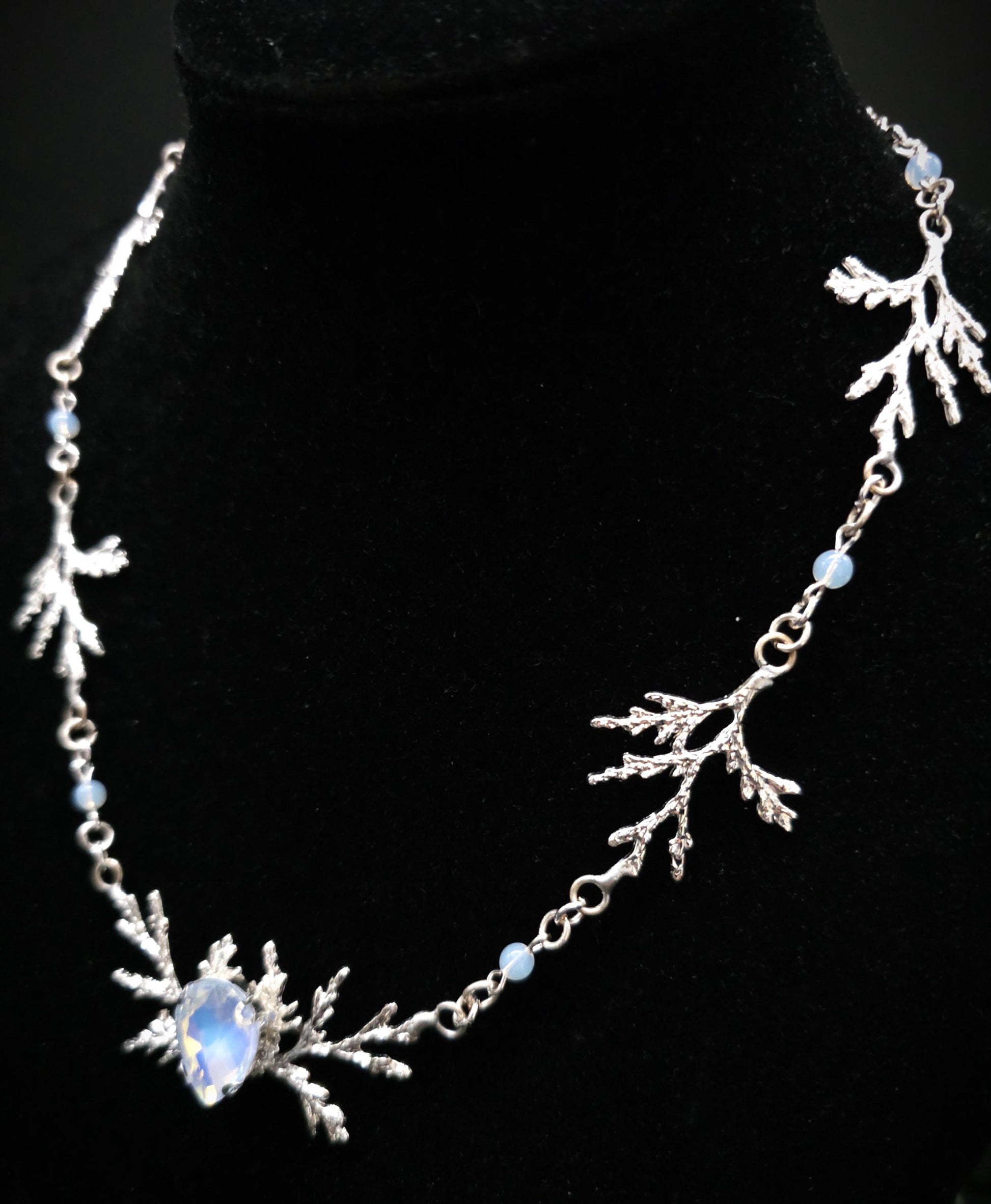 Art Nouveau Fantasy Collier mit Opalith ~ Handgefertigte Elfen Kette ~ Witchy Schmuck ~ Größenverstellbar