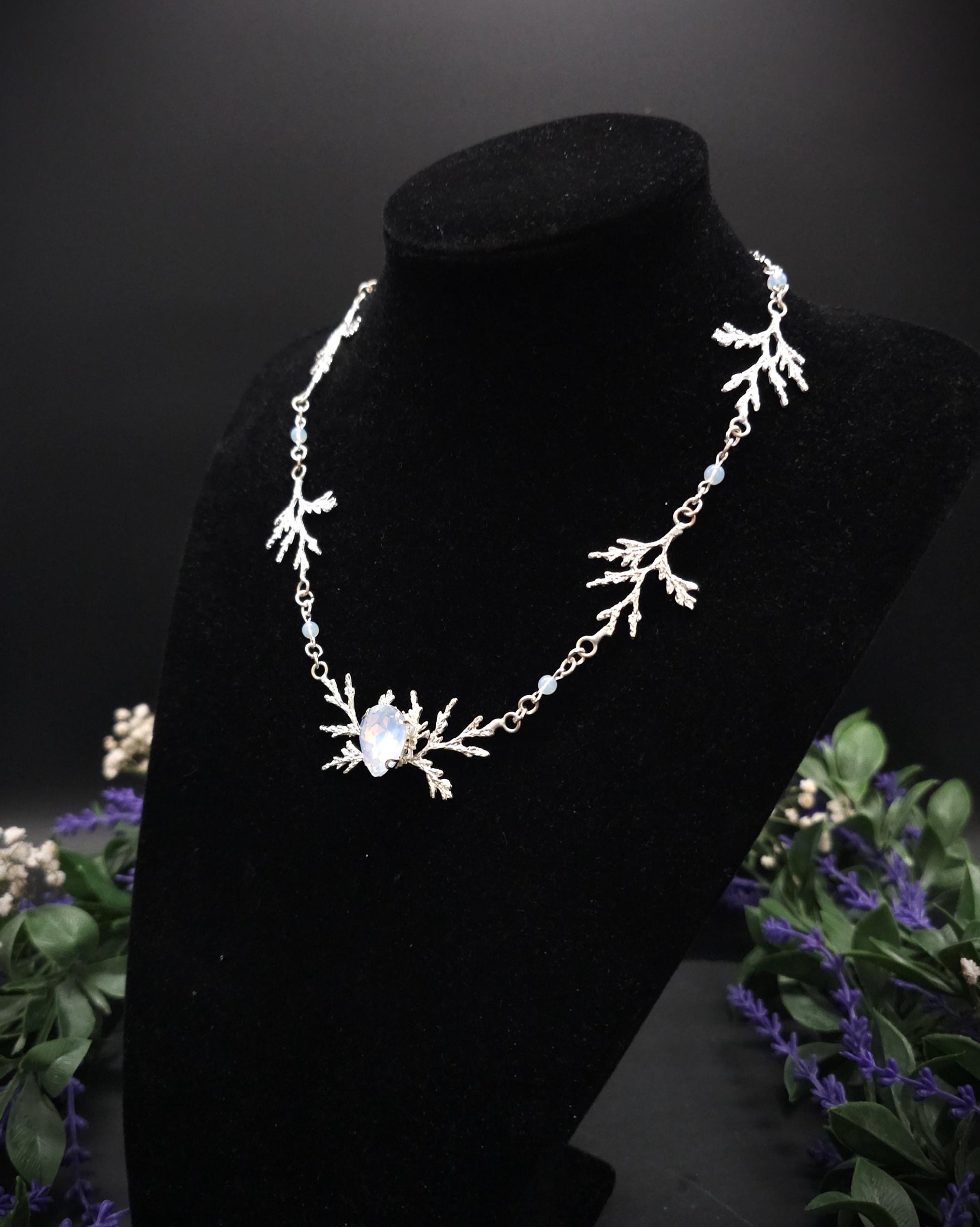 Art Nouveau Fantasy Collier mit Opalith ~ Handgefertigte Elfen Kette ~ Witchy Schmuck ~ Größenverstellbar
