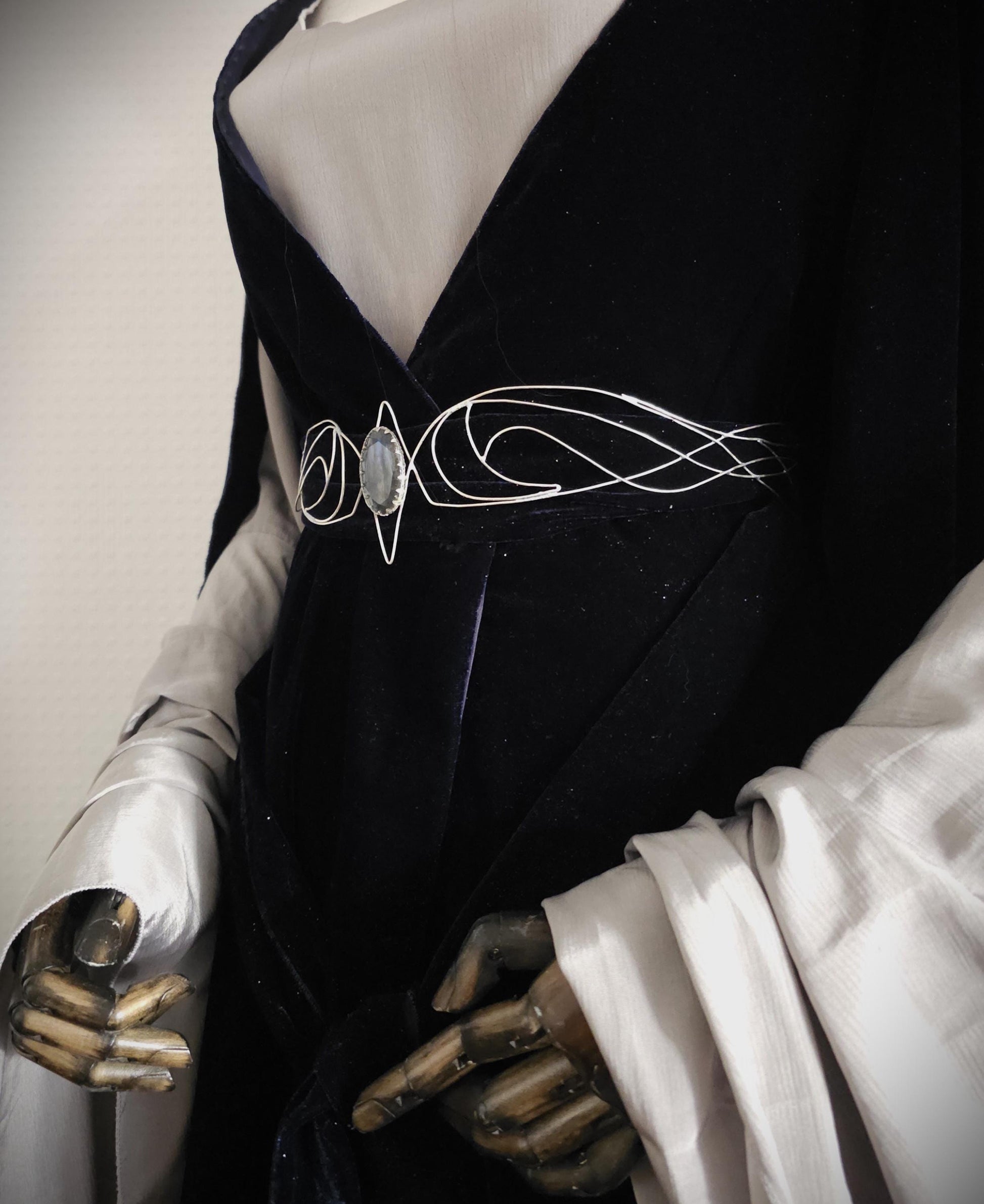 Versilberter Drahtgürtel "Myénni" ~ Elfengürtel mit Labradorit ~ handgefertigter Taillengürtel / Accessoire ~ Braut Schmuck