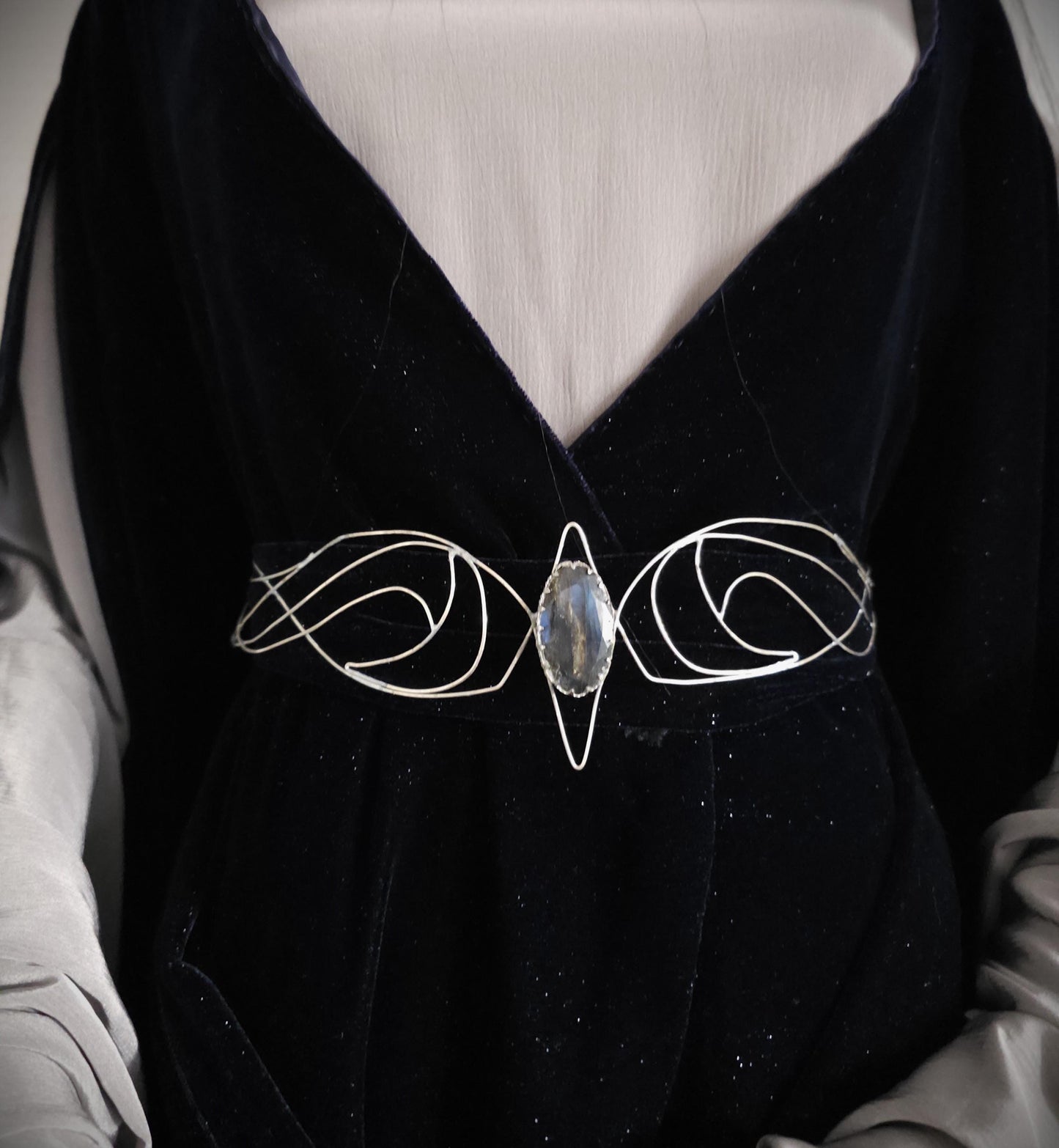 Versilberter Drahtgürtel "Myénni" ~ Elfengürtel mit Labradorit ~ handgefertigter Taillengürtel / Accessoire ~ Braut Schmuck