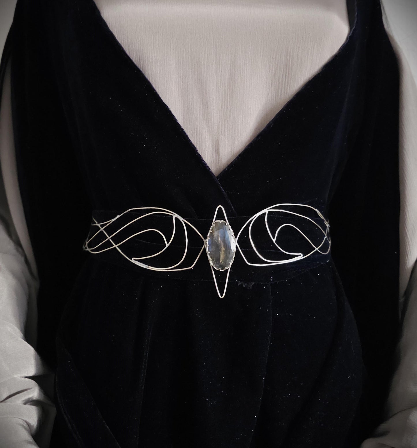 Versilberter Drahtgürtel "Myénni" ~ Elfengürtel mit Labradorit ~ handgefertigter Taillengürtel / Accessoire ~ Braut Schmuck