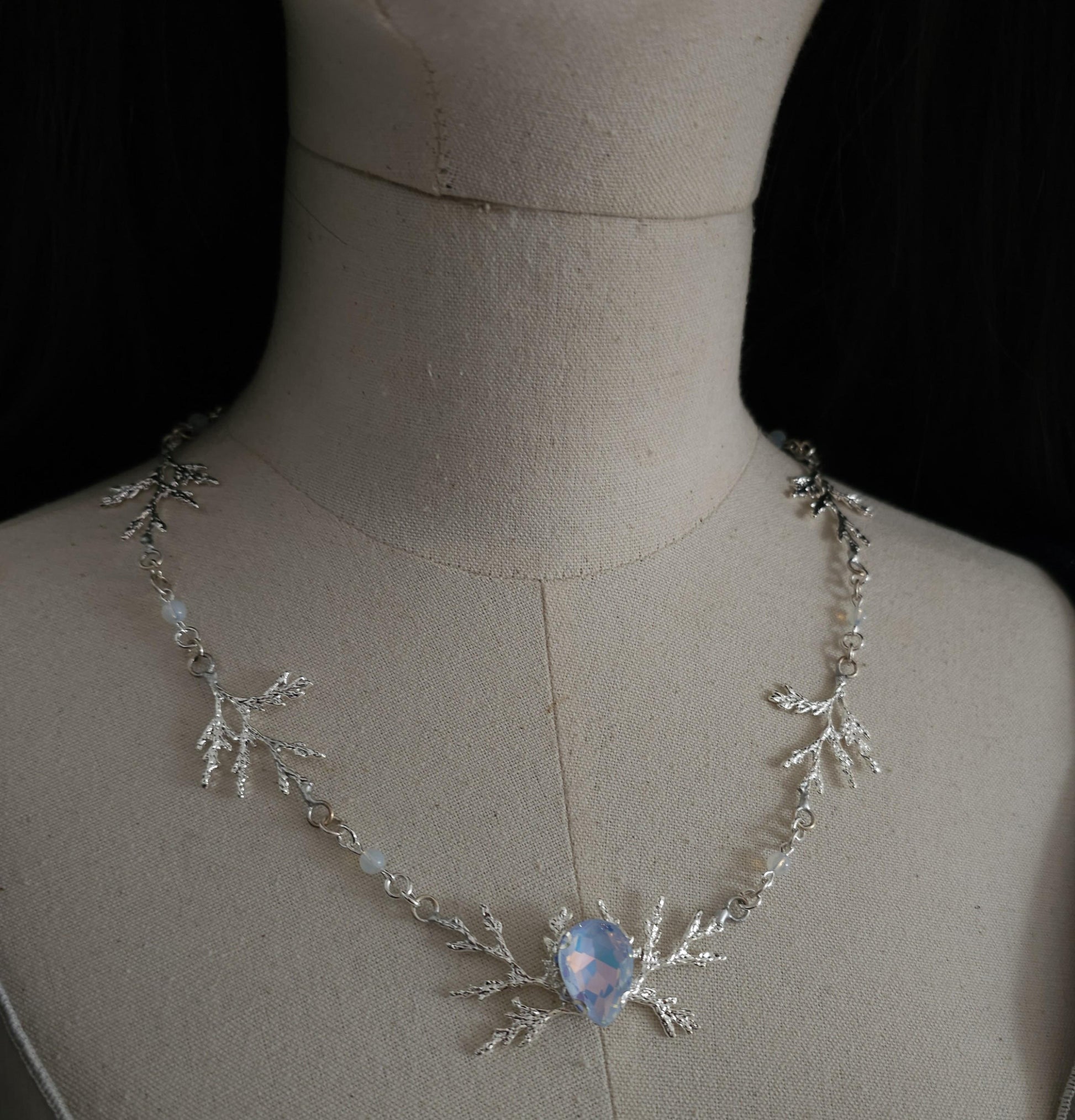 Art Nouveau Fantasy Collier mit Opalith ~ Handgefertigte Elfen Kette ~ Witchy Schmuck ~ Größenverstellbar