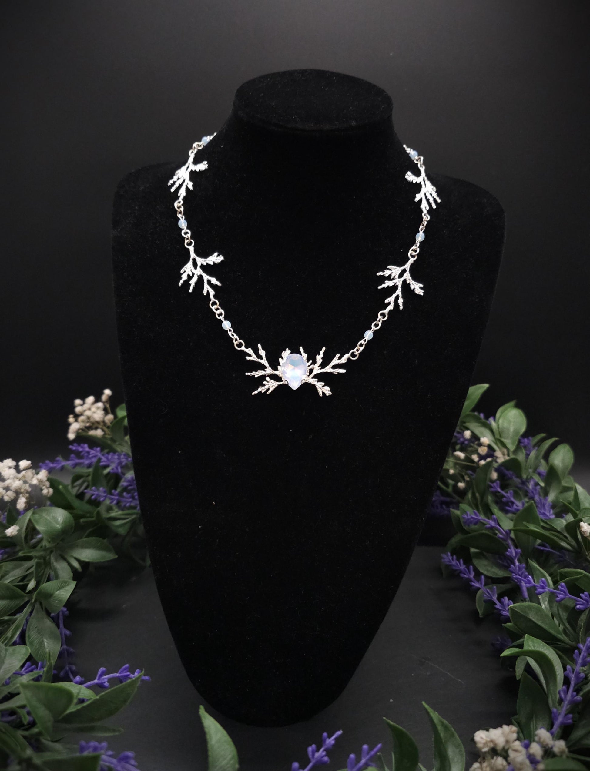 Art Nouveau Fantasy Collier mit Opalith ~ Handgefertigte Elfen Kette ~ Witchy Schmuck ~ Größenverstellbar