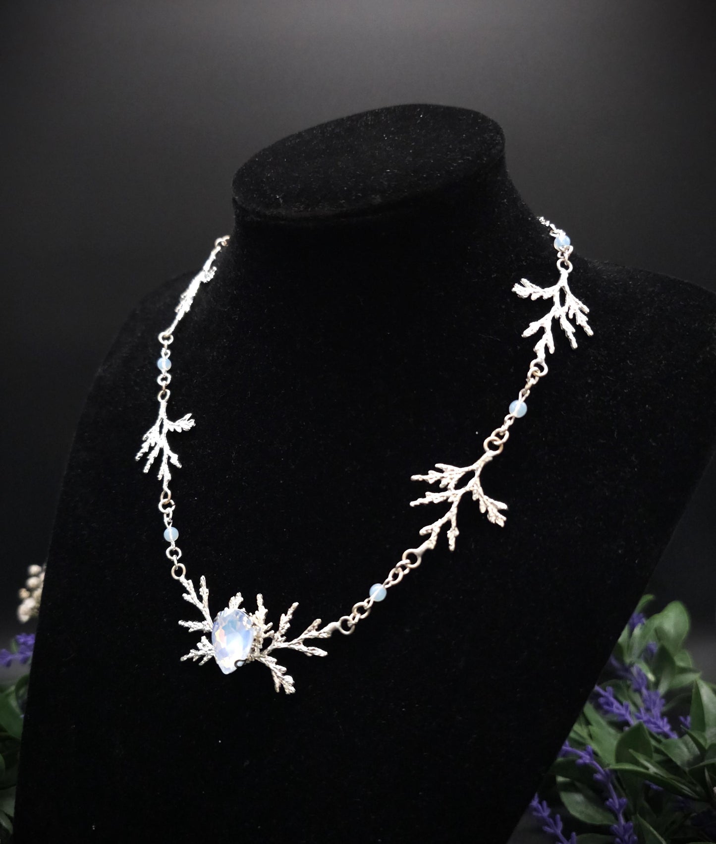 Art Nouveau Fantasy Collier mit Opalith ~ Handgefertigte Elfen Kette ~ Witchy Schmuck ~ Größenverstellbar