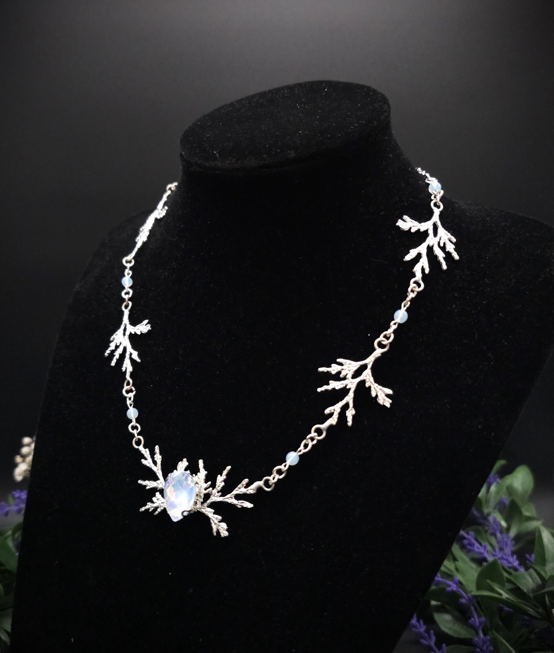 Art Nouveau Fantasy Collier mit Opalith ~ Handgefertigte Elfen Kette ~ Witchy Schmuck ~ Größenverstellbar