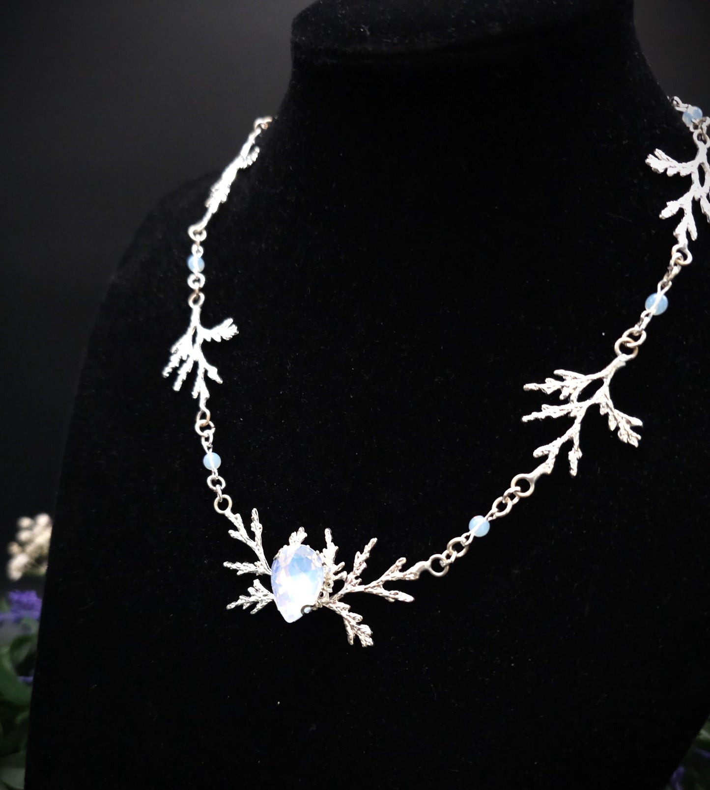 Art Nouveau Fantasy Collier mit Opalith ~ Handgefertigte Elfen Kette ~ Witchy Schmuck ~ Größenverstellbar