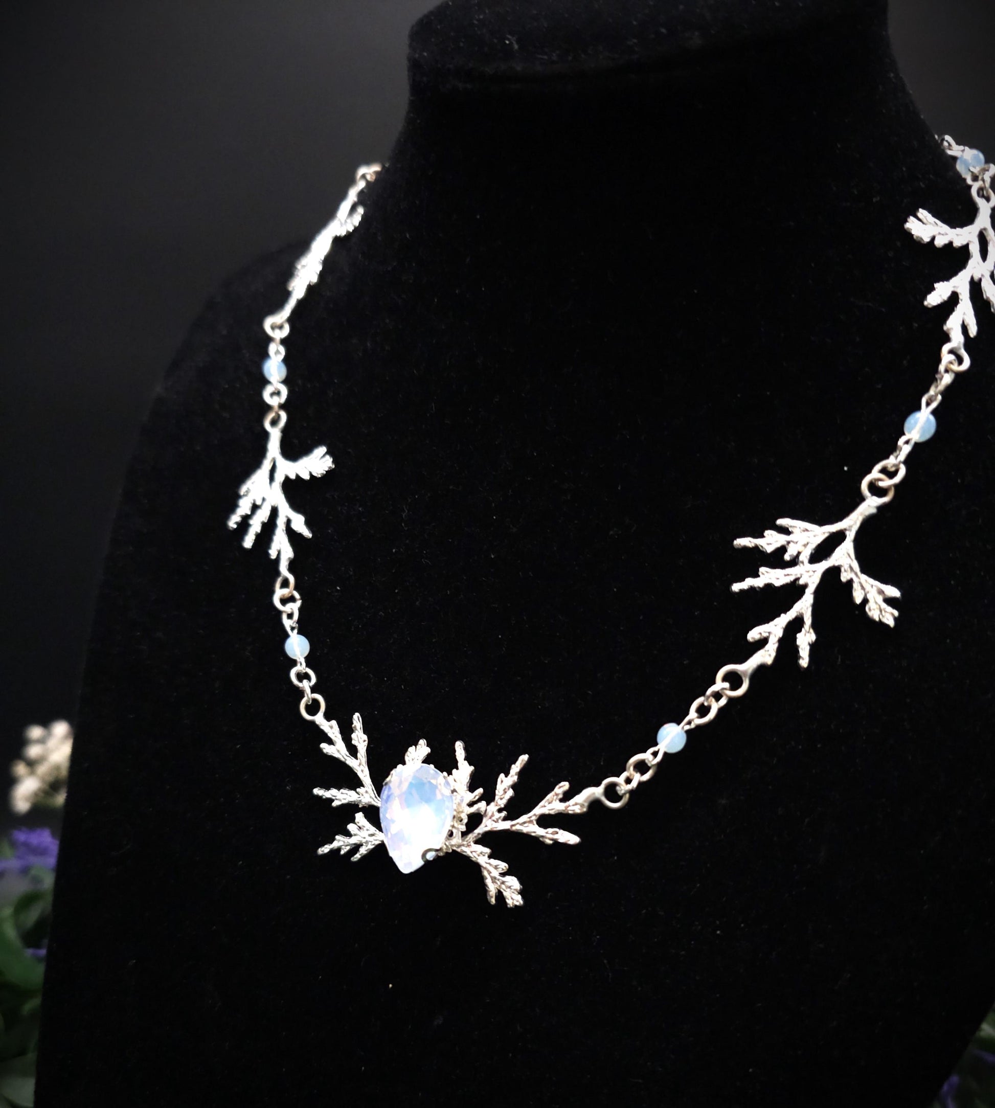 Art Nouveau Fantasy Collier mit Opalith ~ Handgefertigte Elfen Kette ~ Witchy Schmuck ~ Größenverstellbar