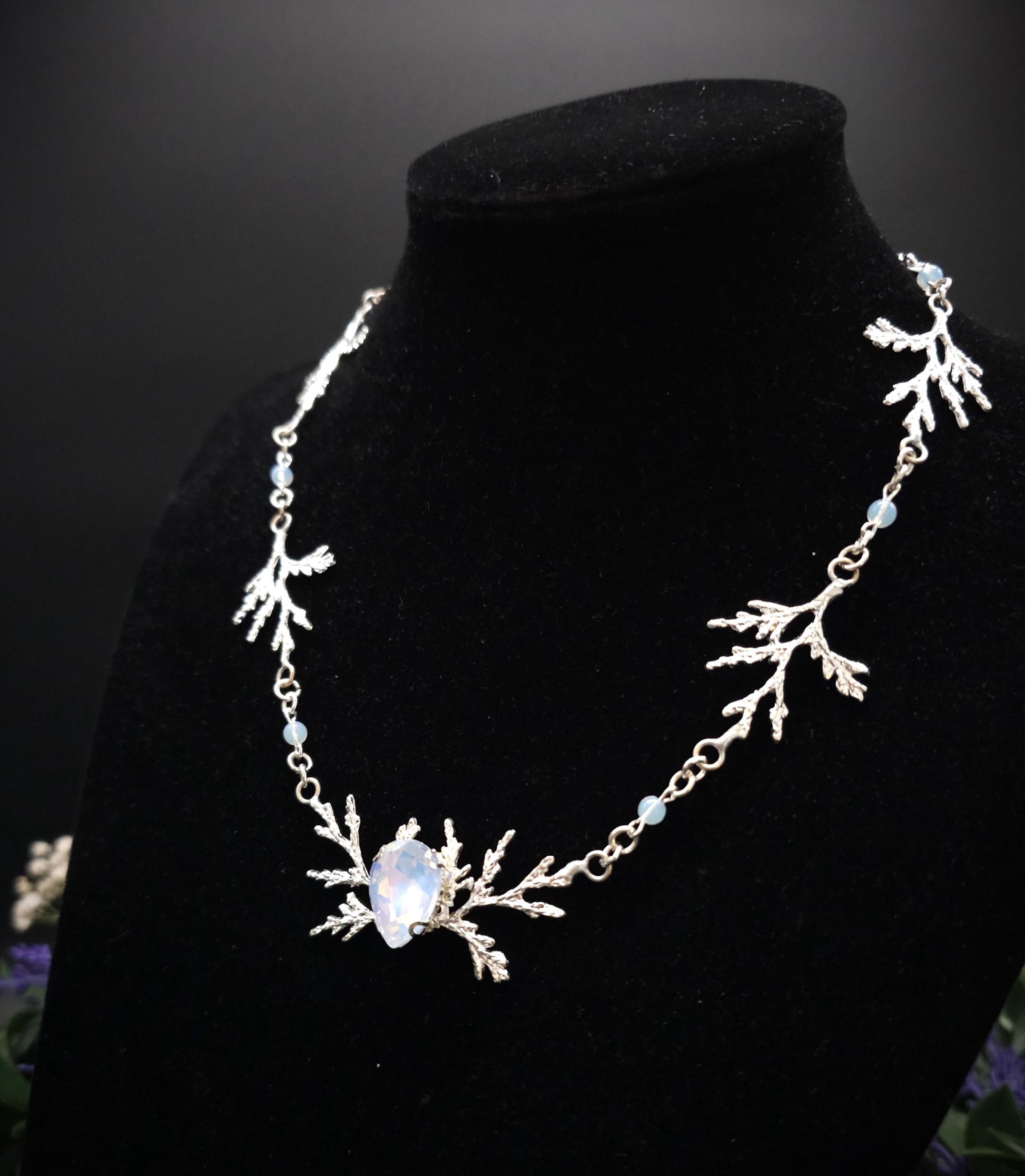 Art Nouveau Fantasy Collier mit Opalith ~ Handgefertigte Elfen Kette ~ Witchy Schmuck ~ Größenverstellbar