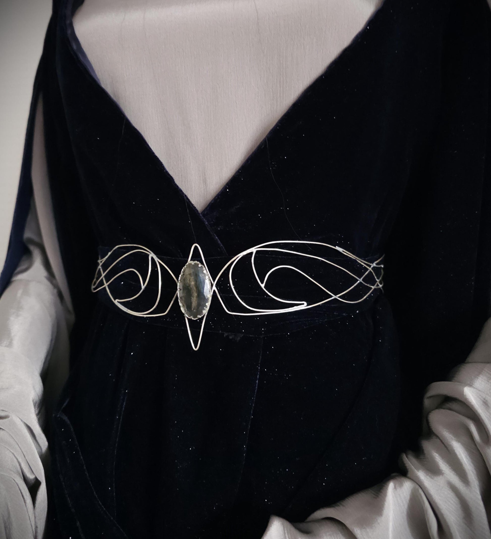 Versilberter Drahtgürtel "Myénni" ~ Elfengürtel mit Labradorit ~ handgefertigter Taillengürtel / Accessoire ~ Braut Schmuck