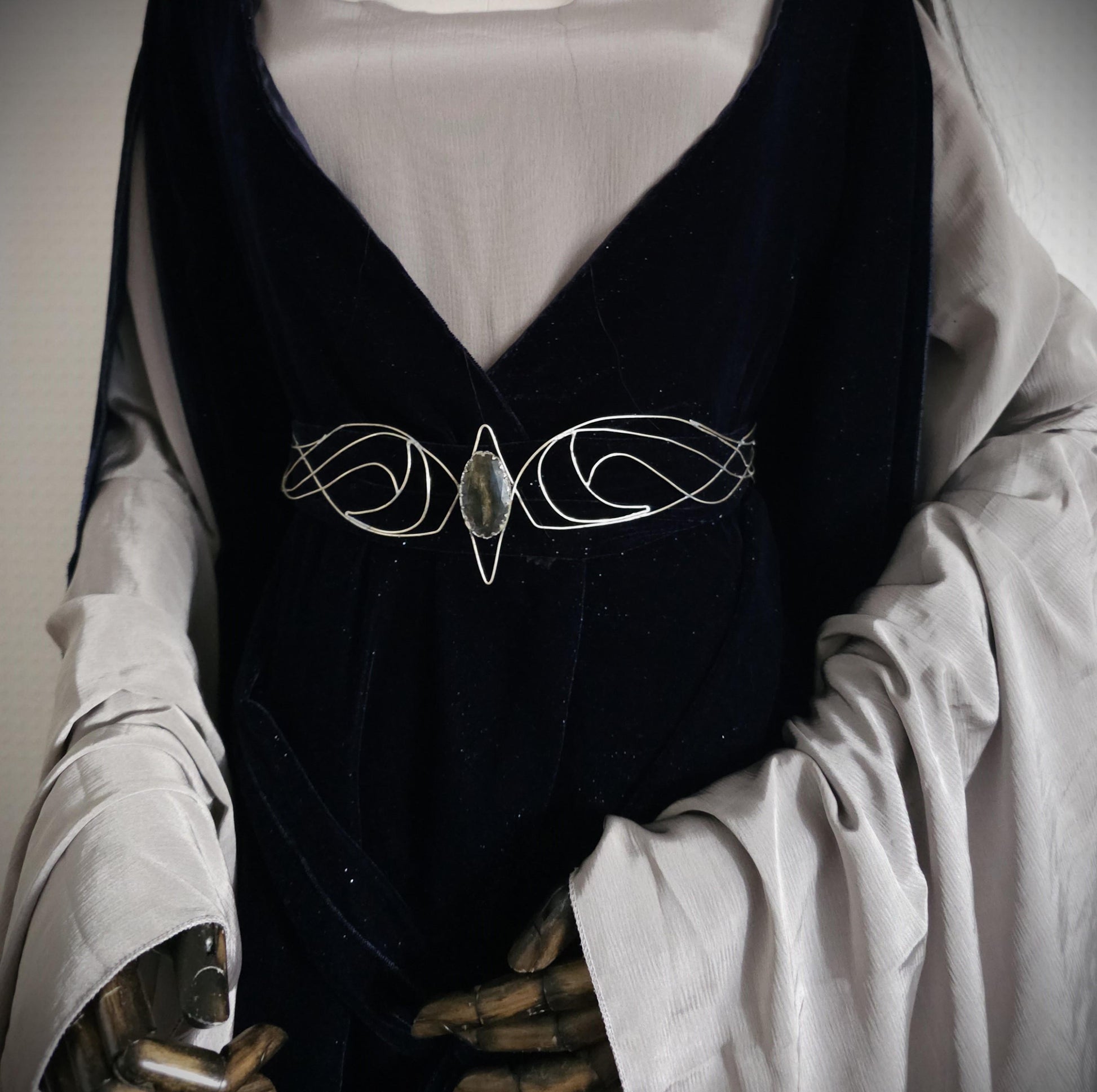 Versilberter Drahtgürtel "Myénni" ~ Elfengürtel mit Labradorit ~ handgefertigter Taillengürtel / Accessoire ~ Braut Schmuck