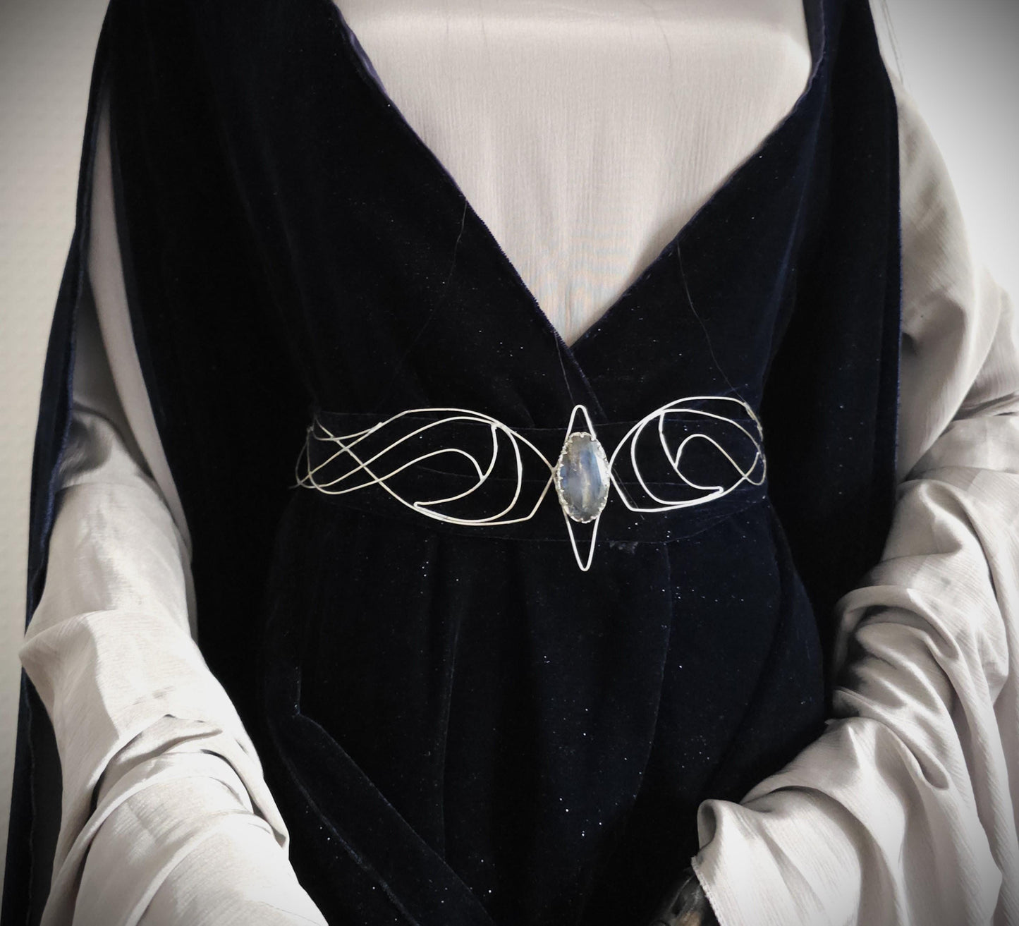 Versilberter Drahtgürtel "Myénni" ~ Elfengürtel mit Labradorit ~ handgefertigter Taillengürtel / Accessoire ~ Braut Schmuck