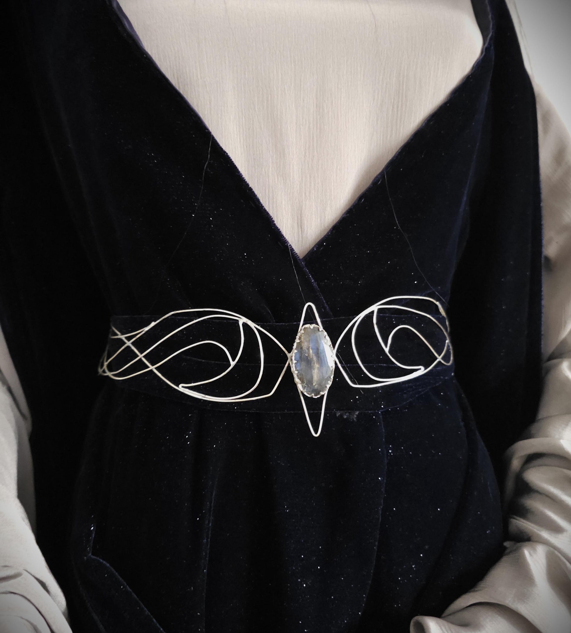 Versilberter Drahtgürtel "Myénni" ~ Elfengürtel mit Labradorit ~ handgefertigter Taillengürtel / Accessoire ~ Braut Schmuck