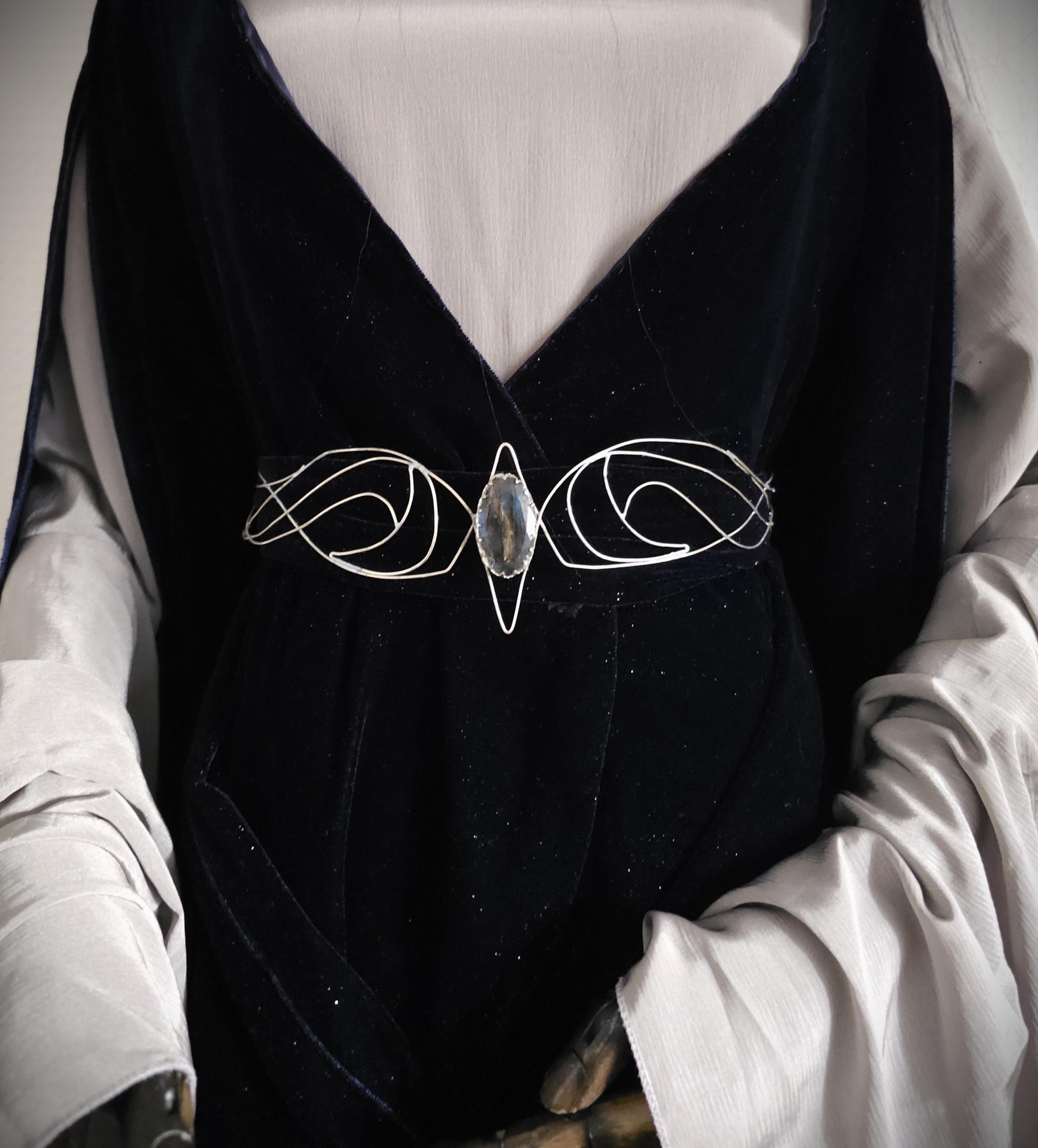 Versilberter Drahtgürtel "Myénni" ~ Elfengürtel mit Labradorit ~ handgefertigter Taillengürtel / Accessoire ~ Braut Schmuck