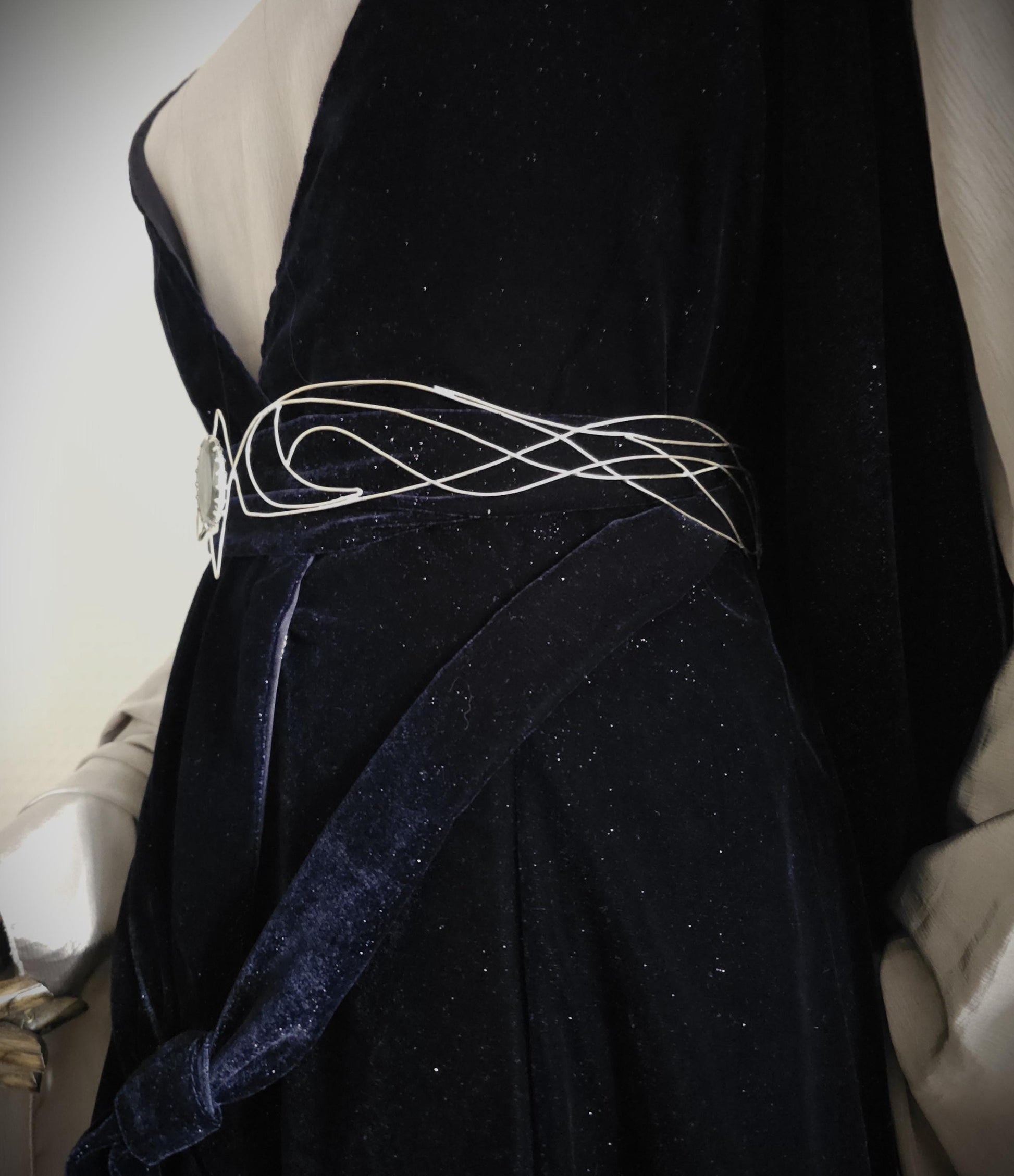 Versilberter Drahtgürtel "Myénni" ~ Elfengürtel mit Labradorit ~ handgefertigter Taillengürtel / Accessoire ~ Braut Schmuck