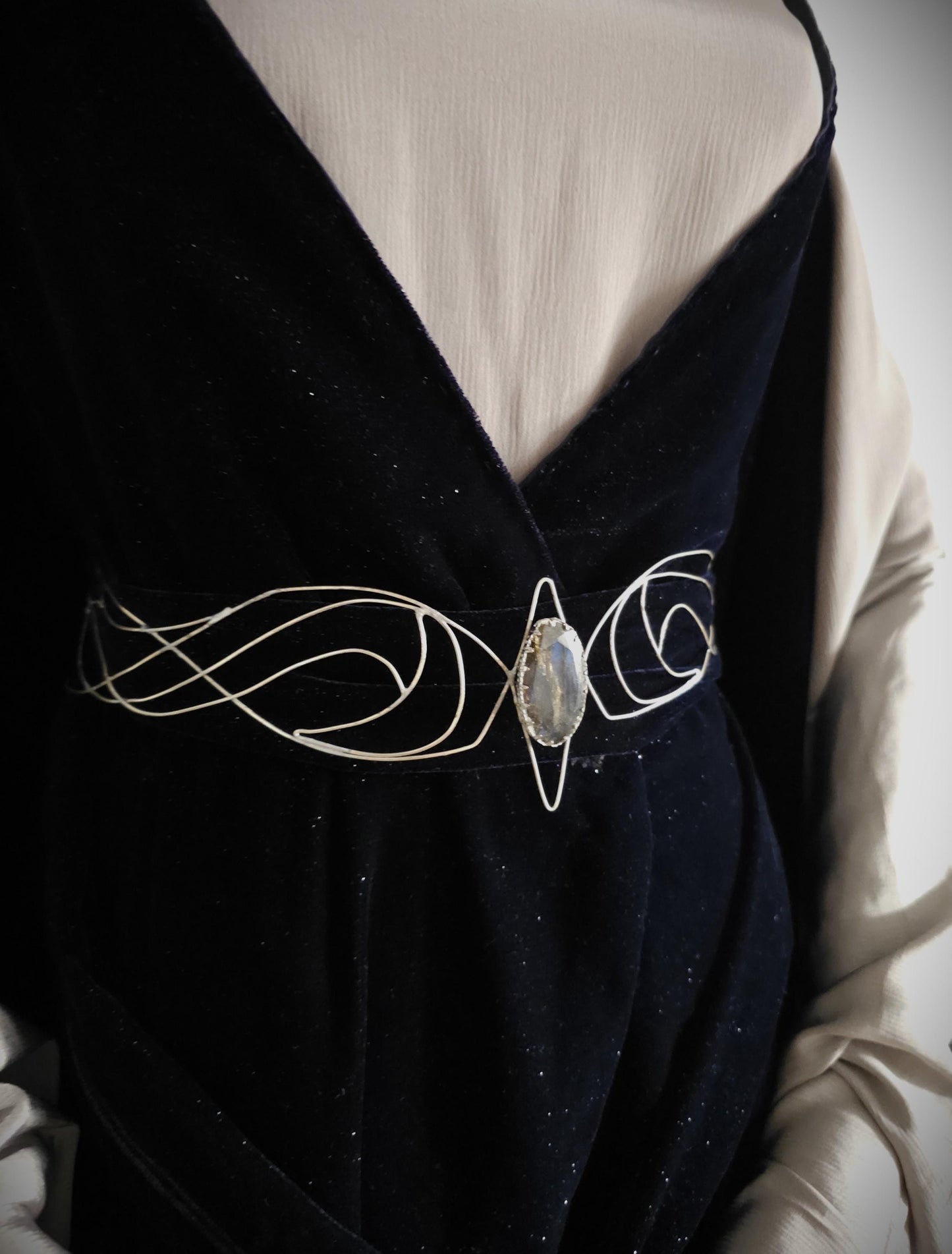 Versilberter Drahtgürtel "Myénni" ~ Elfengürtel mit Labradorit ~ handgefertigter Taillengürtel / Accessoire ~ Braut Schmuck