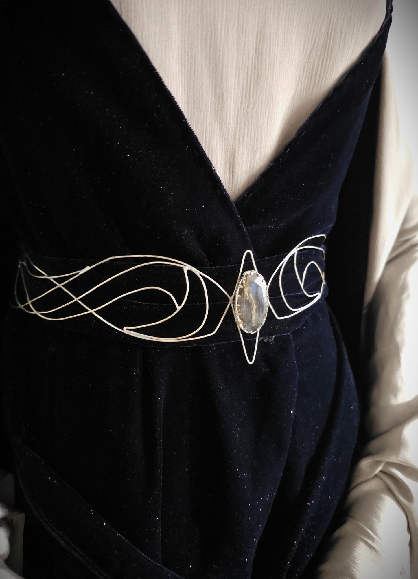 Versilberter Drahtgürtel "Myénni" ~ Elfengürtel mit Labradorit ~ handgefertigter Taillengürtel / Accessoire ~ Braut Schmuck