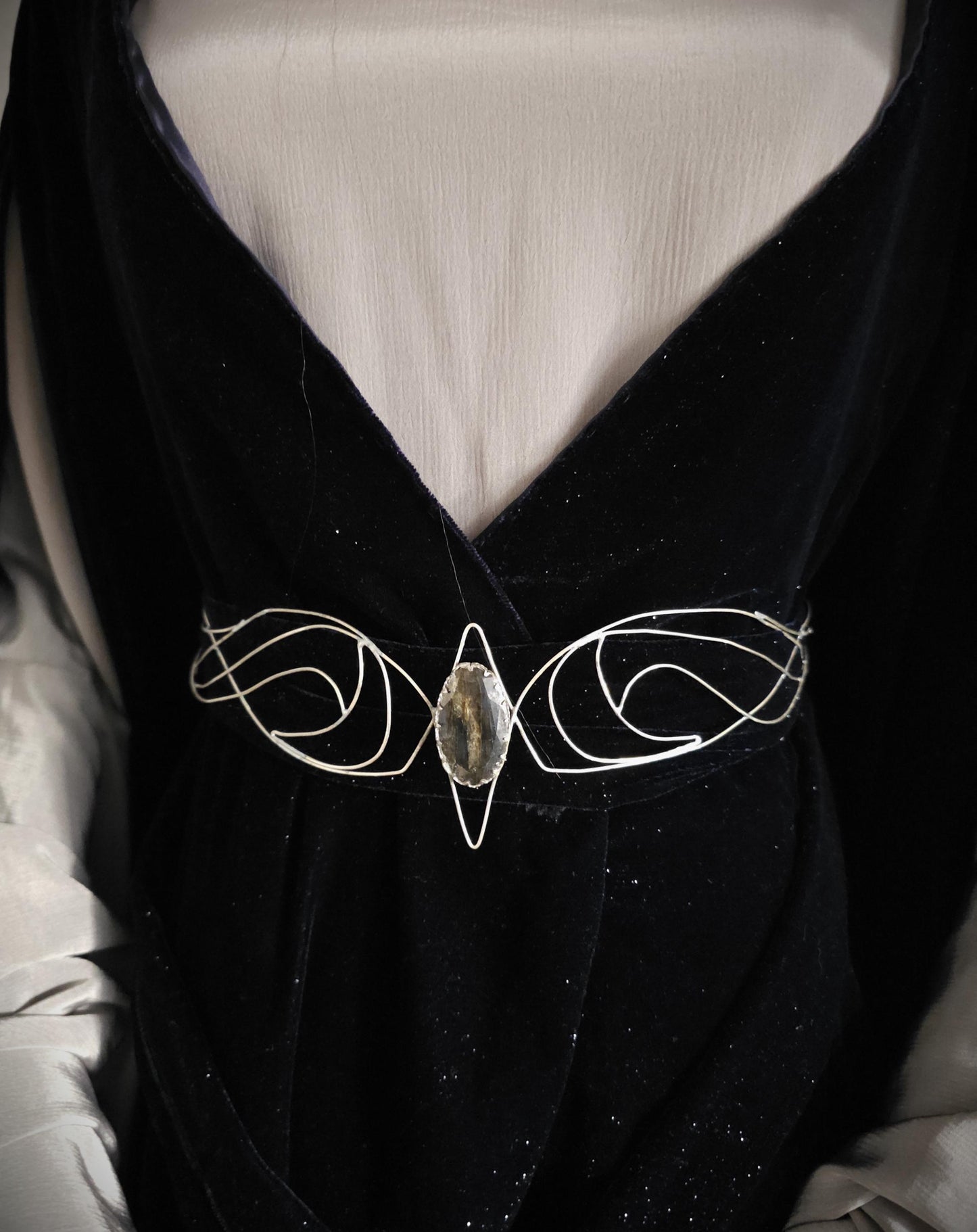 Versilberter Drahtgürtel "Myénni" ~ Elfengürtel mit Labradorit ~ handgefertigter Taillengürtel / Accessoire ~ Braut Schmuck