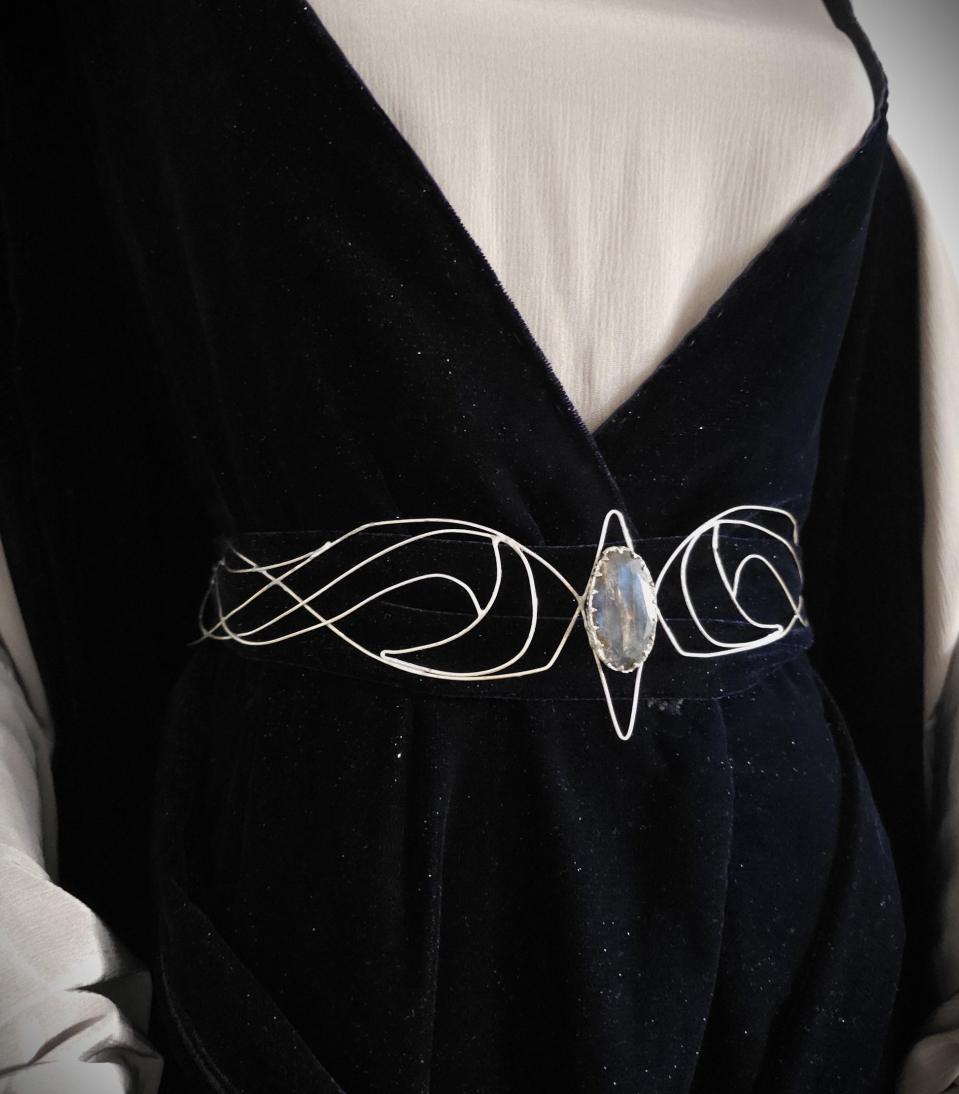 Versilberter Drahtgürtel "Myénni" ~ Elfengürtel mit Labradorit ~ handgefertigter Taillengürtel / Accessoire ~ Braut Schmuck