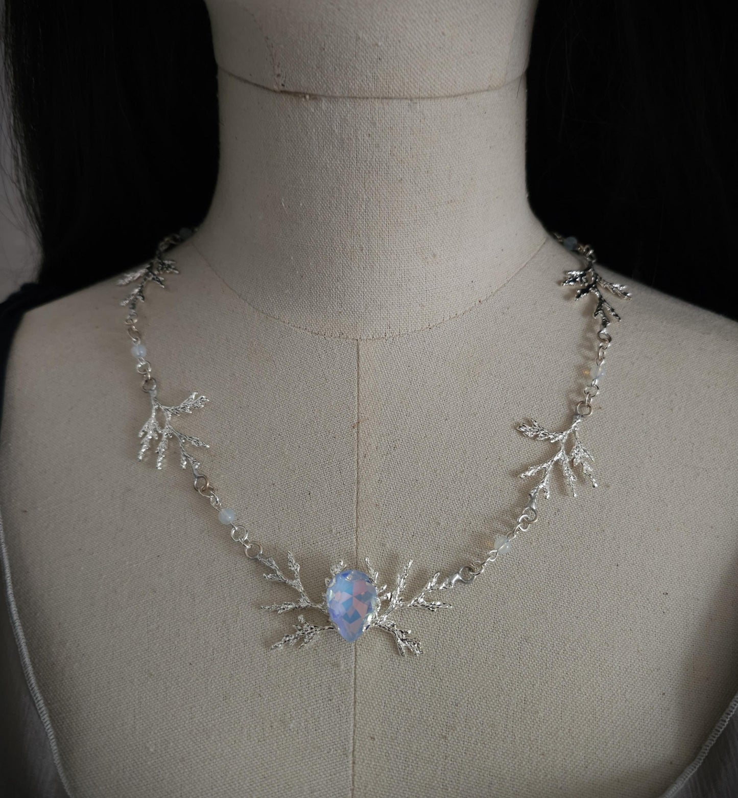 Art Nouveau Fantasy Collier mit Opalith ~ Handgefertigte Elfen Kette ~ Witchy Schmuck ~ Größenverstellbar