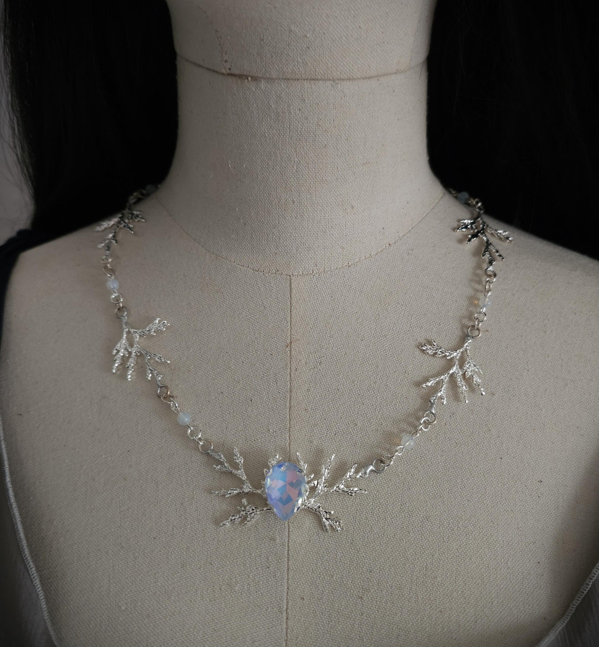 Art Nouveau Fantasy Collier mit Opalith ~ Handgefertigte Elfen Kette ~ Witchy Schmuck ~ Größenverstellbar