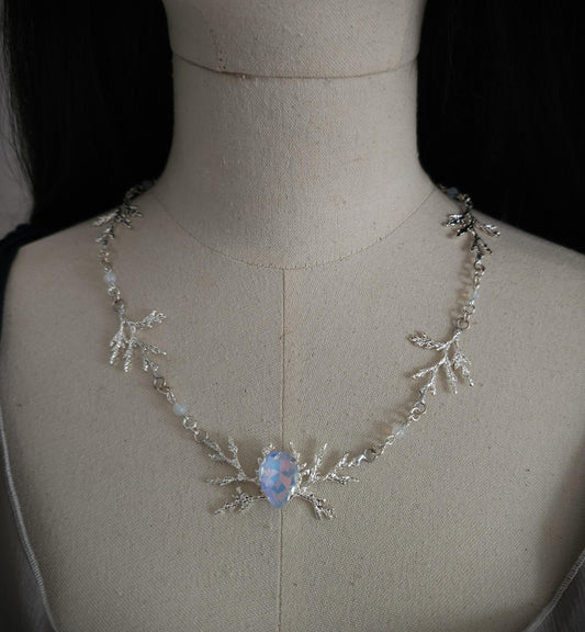 Art Nouveau Fantasy Collier mit Opalith ~ Handgefertigte Elfen Kette ~ Witchy Schmuck ~ Größenverstellbar