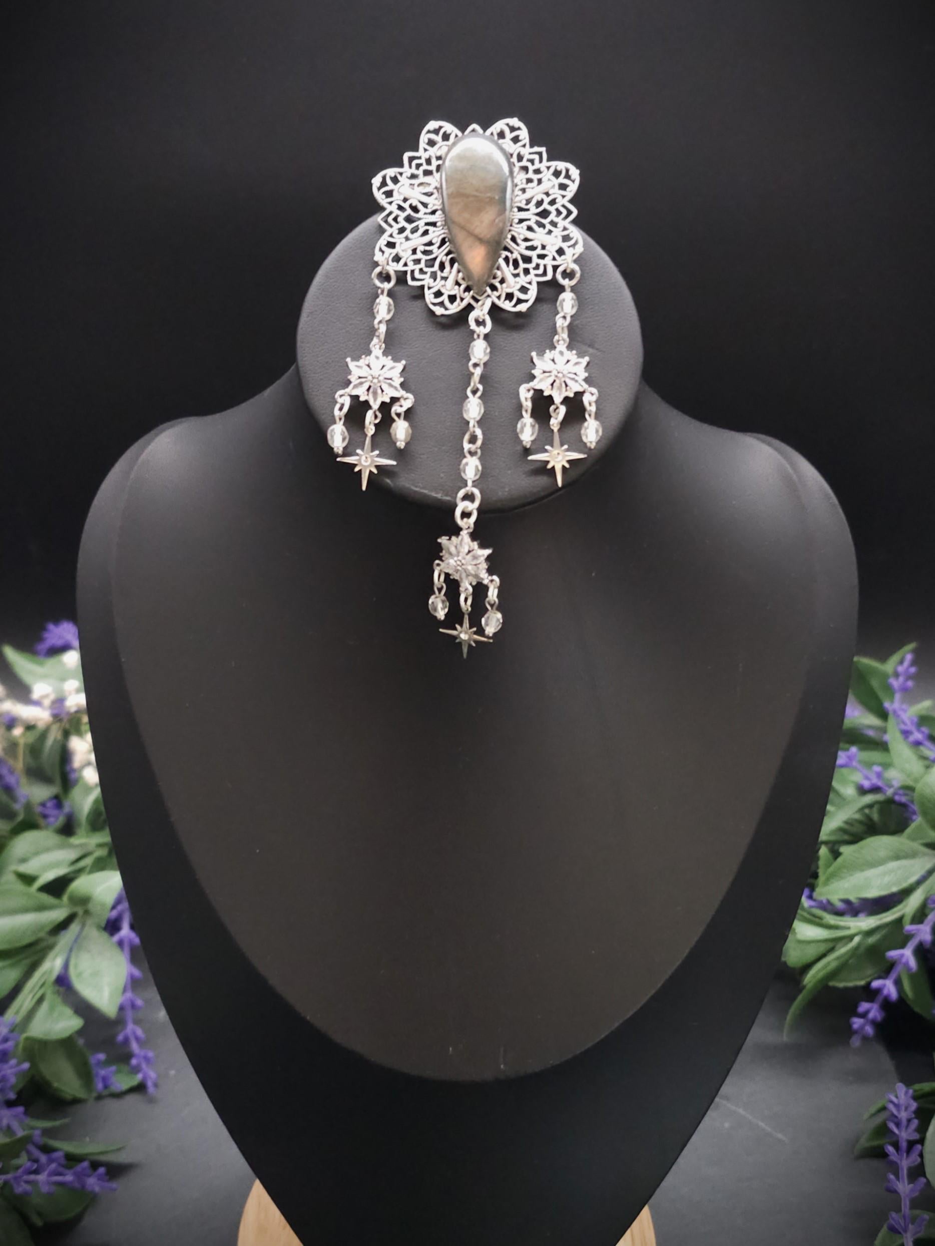 Labradorit Zirkonia Brosche ~ Art Nouveau Gewandschmuck ~ Fantasy Brosche mit Sternenanhängern ~ LARP Accessoire