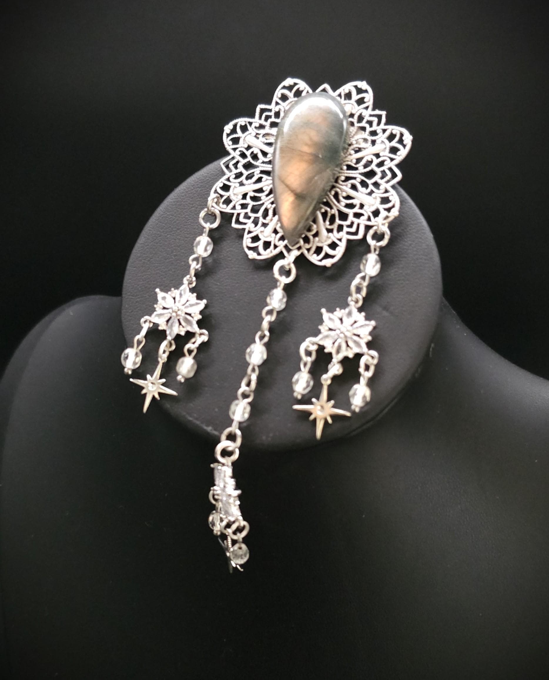 Labradorit Zirkonia Brosche ~ Art Nouveau Gewandschmuck ~ Fantasy Brosche mit Sternenanhängern ~ LARP Accessoire