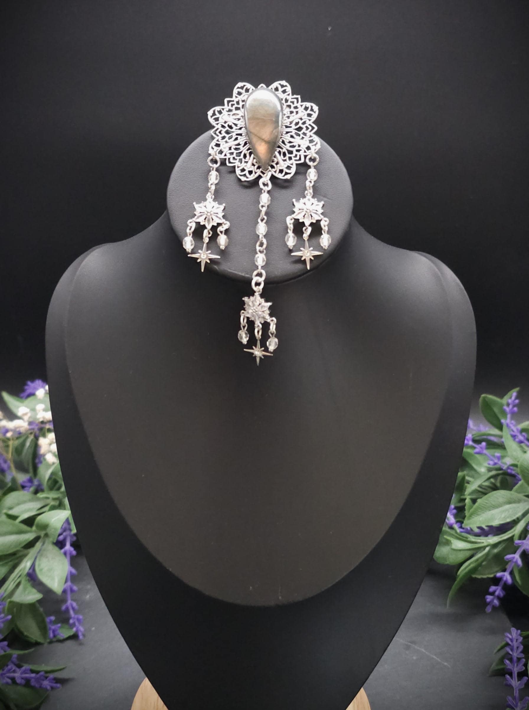 Labradorit Zirkonia Brosche ~ Art Nouveau Gewandschmuck ~ Fantasy Brosche mit Sternenanhängern ~ LARP Accessoire