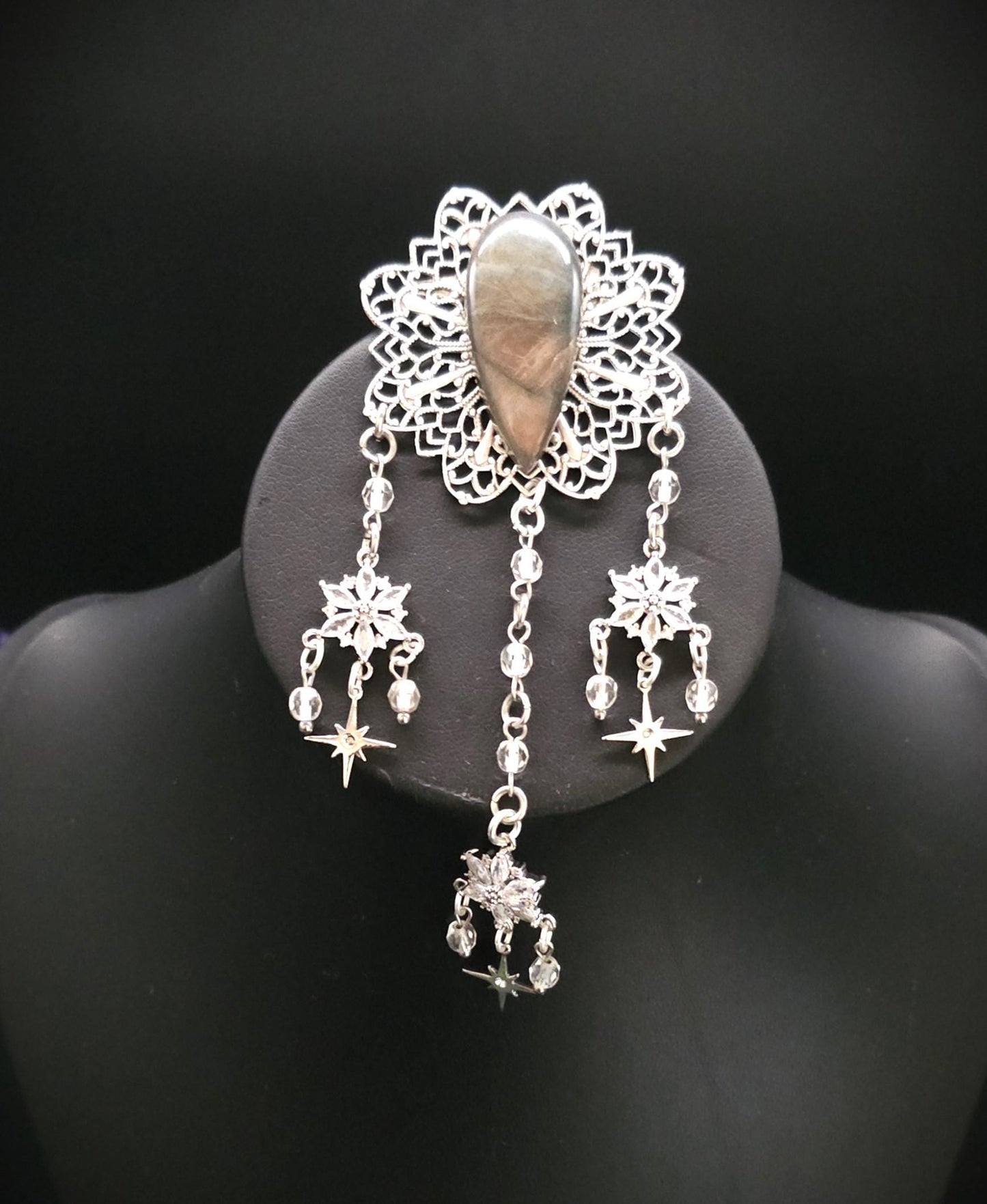Labradorit Zirkonia Brosche ~ Art Nouveau Gewandschmuck ~ Fantasy Brosche mit Sternenanhängern ~ LARP Accessoire