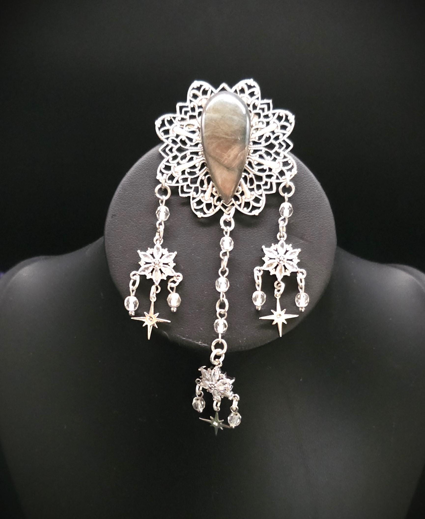Labradorit Zirkonia Brosche ~ Art Nouveau Gewandschmuck ~ Fantasy Brosche mit Sternenanhängern ~ LARP Accessoire