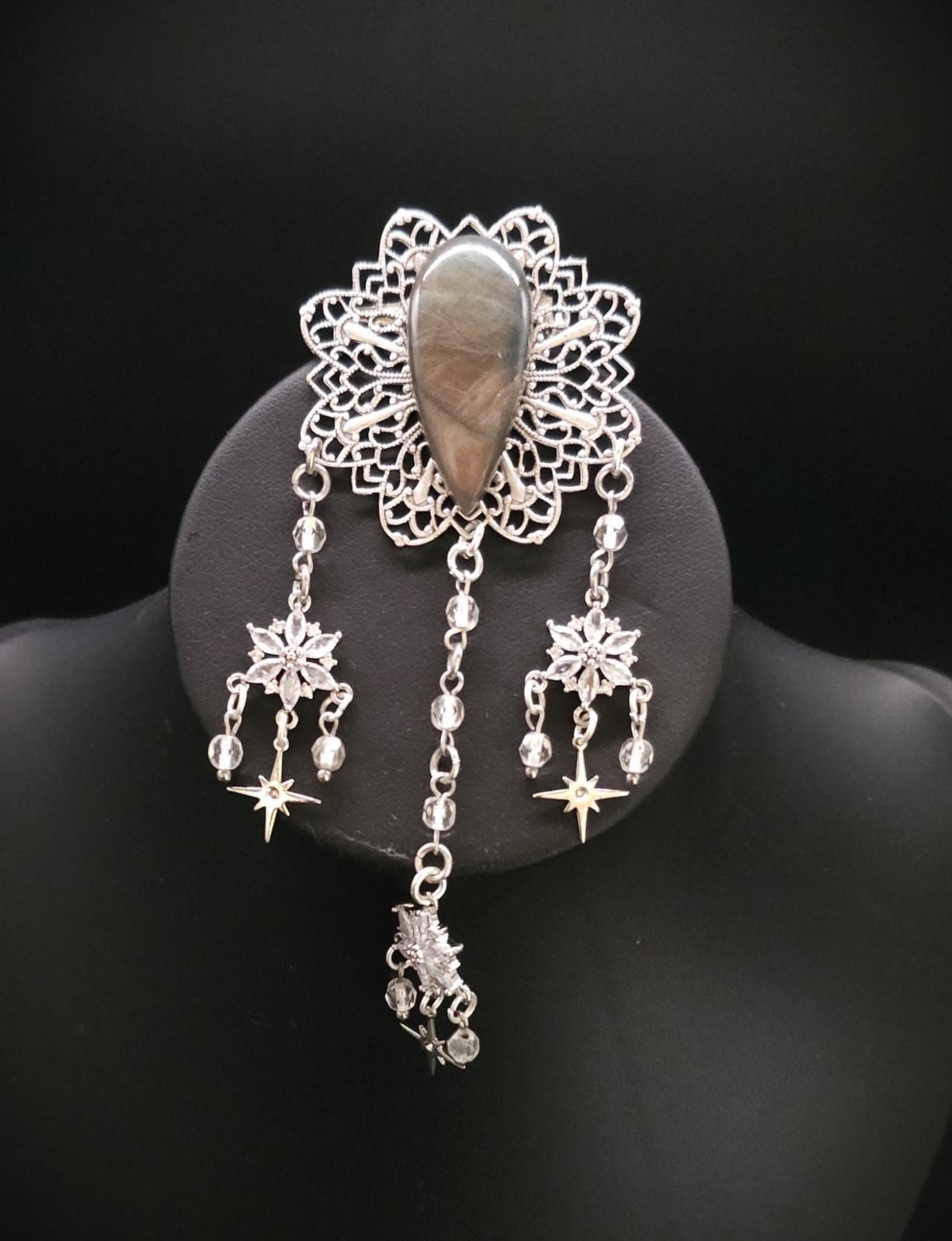 Labradorit Zirkonia Brosche ~ Art Nouveau Gewandschmuck ~ Fantasy Brosche mit Sternenanhängern ~ LARP Accessoire