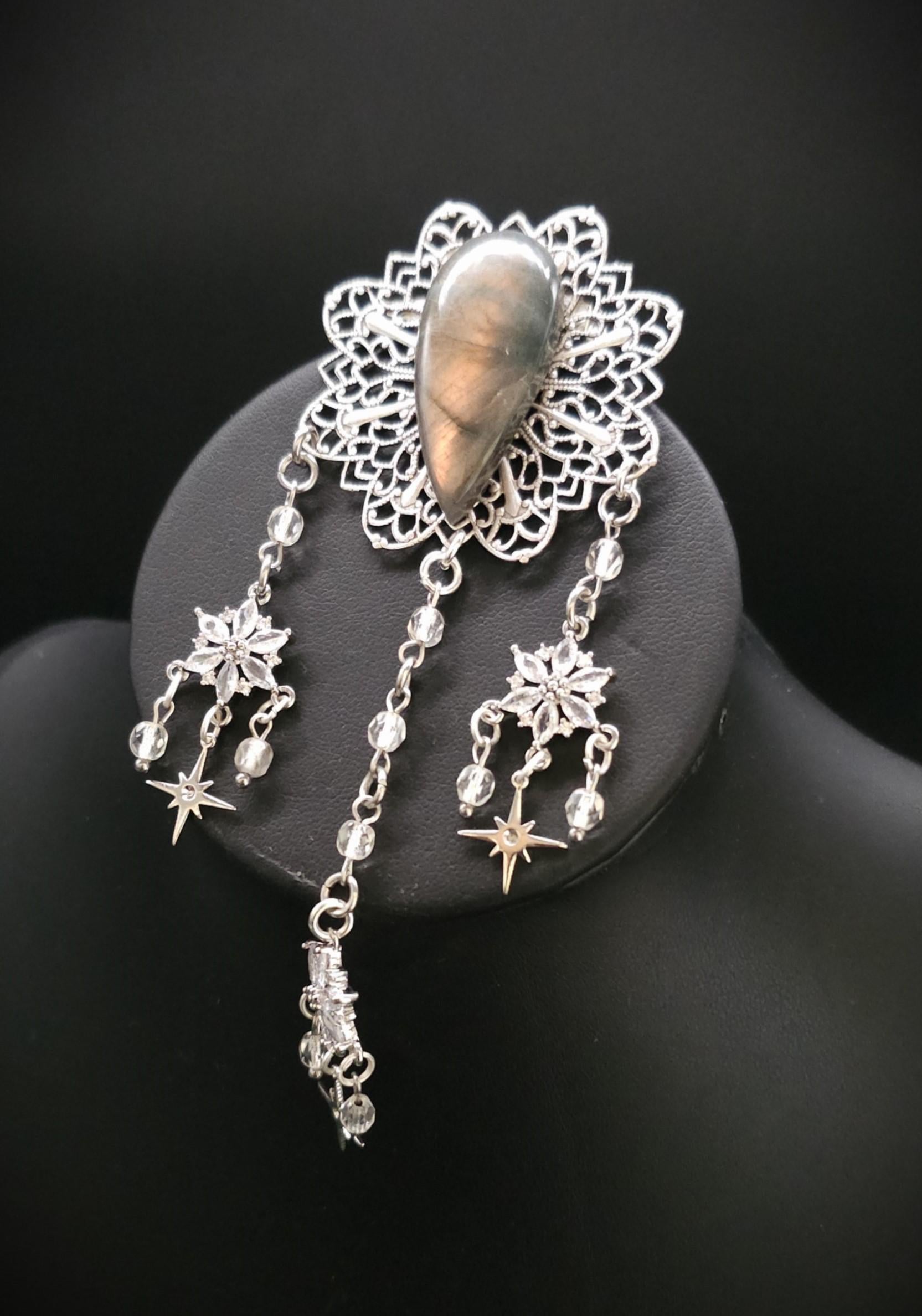 Labradorit Zirkonia Brosche ~ Art Nouveau Gewandschmuck ~ Fantasy Brosche mit Sternenanhängern ~ LARP Accessoire