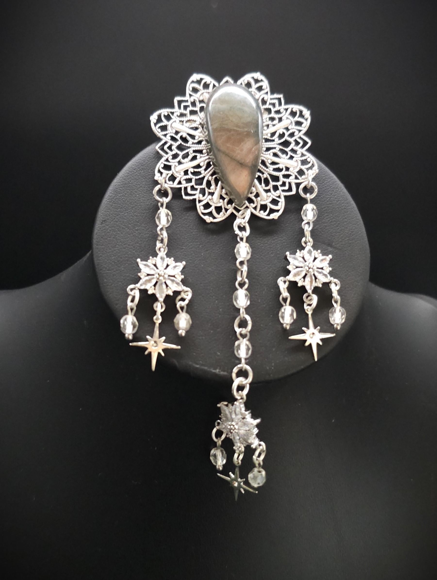 Labradorit Zirkonia Brosche ~ Art Nouveau Gewandschmuck ~ Fantasy Brosche mit Sternenanhängern ~ LARP Accessoire