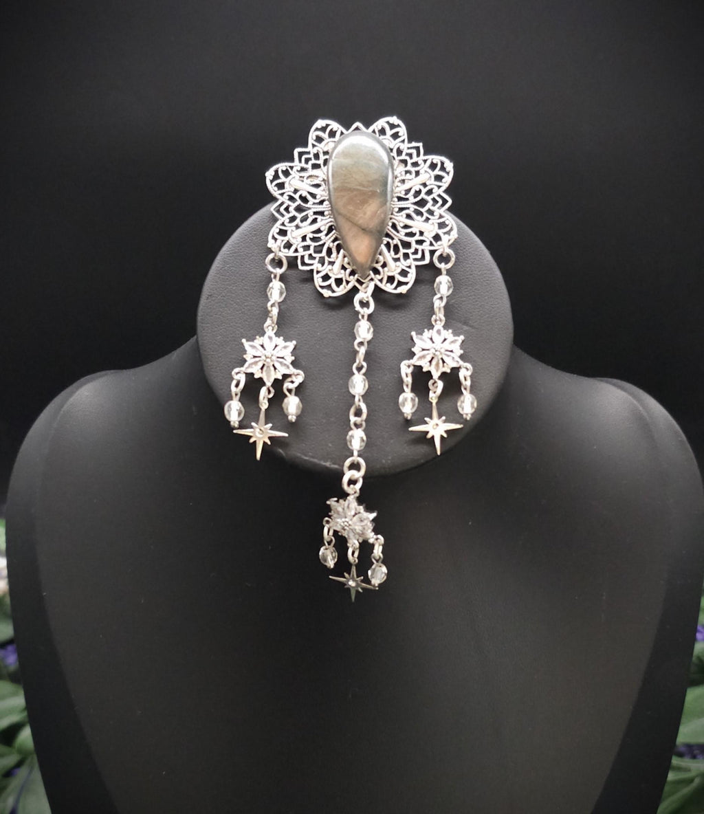 Labradorit Zirkonia Brosche ~ Art Nouveau Gewandschmuck ~ Fantasy Brosche mit Sternenanhängern ~ LARP Accessoire