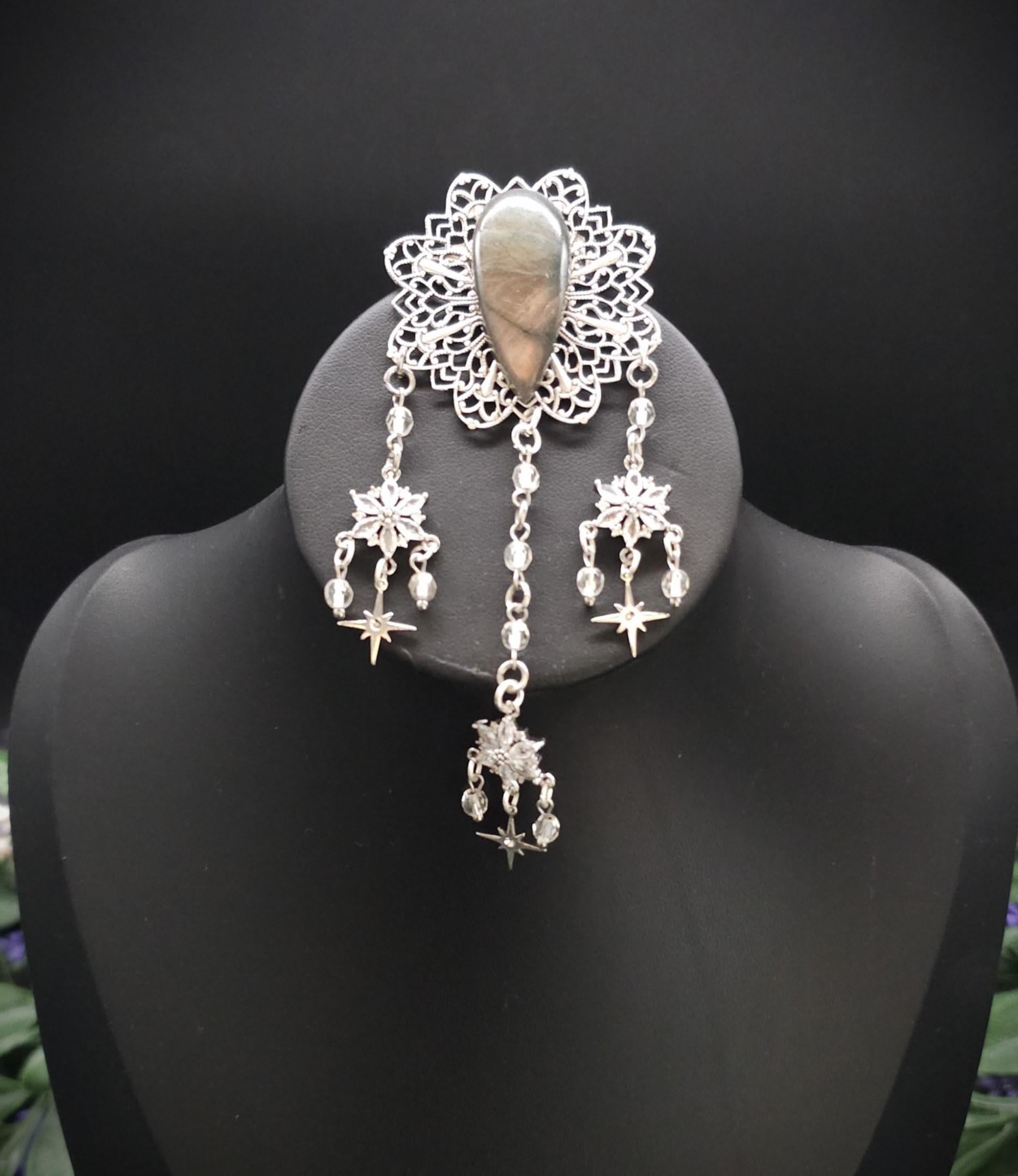Labradorit Zirkonia Brosche ~ Art Nouveau Gewandschmuck ~ Fantasy Brosche mit Sternenanhängern ~ LARP Accessoire