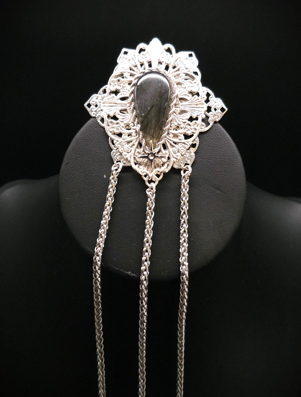 Fantasy Brosche mit Labradorit und Sternenketten ~ Art Nouveau Gewandschmuck ~ Mittelalter Brosche ~ Celestial Accessoire