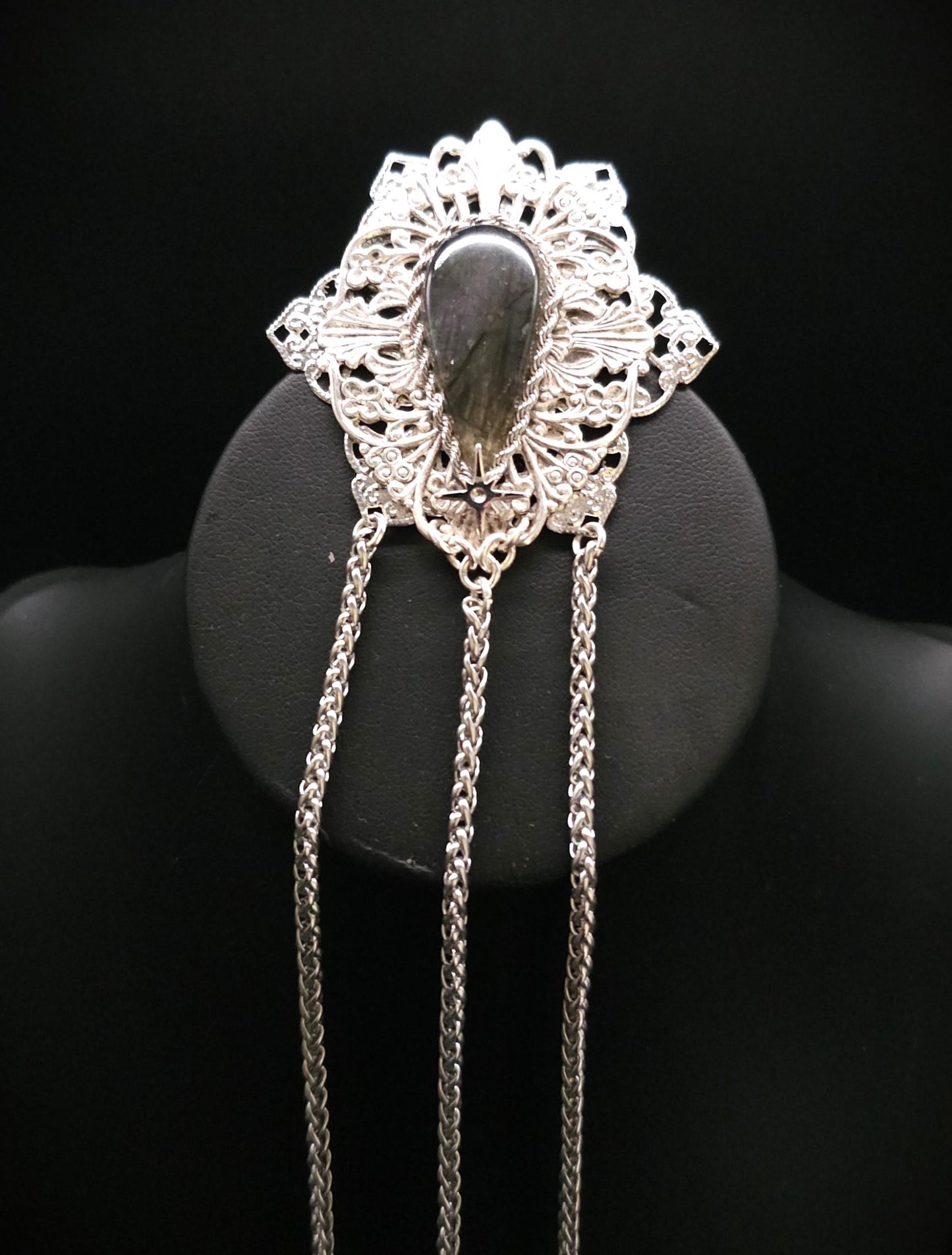 Fantasy Brosche mit Labradorit und Sternenketten ~ Art Nouveau Gewandschmuck ~ Mittelalter Brosche ~ Celestial Accessoire