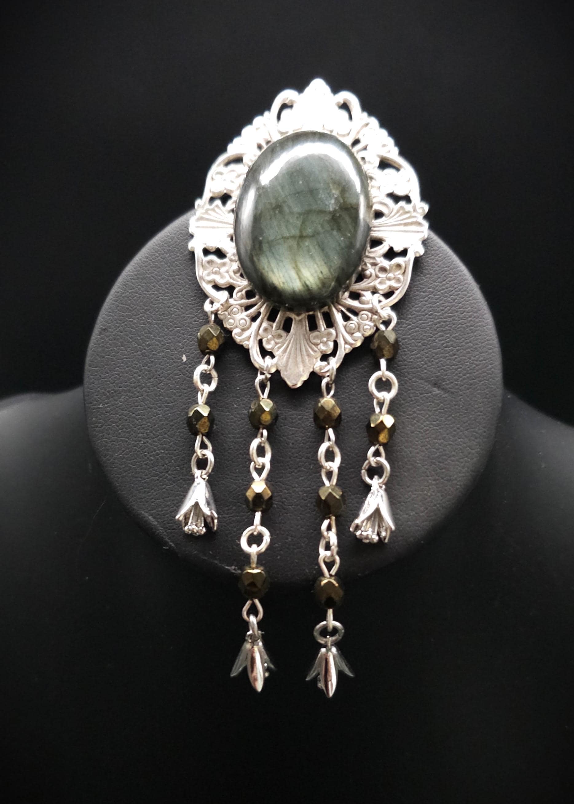 Art Nouveau Brosche mit Labradorit ~ Elfen Schmuck ~ Fantasy Gewandbrosche ~ Mittelalter Accessoire ~ Naturstein Brosche