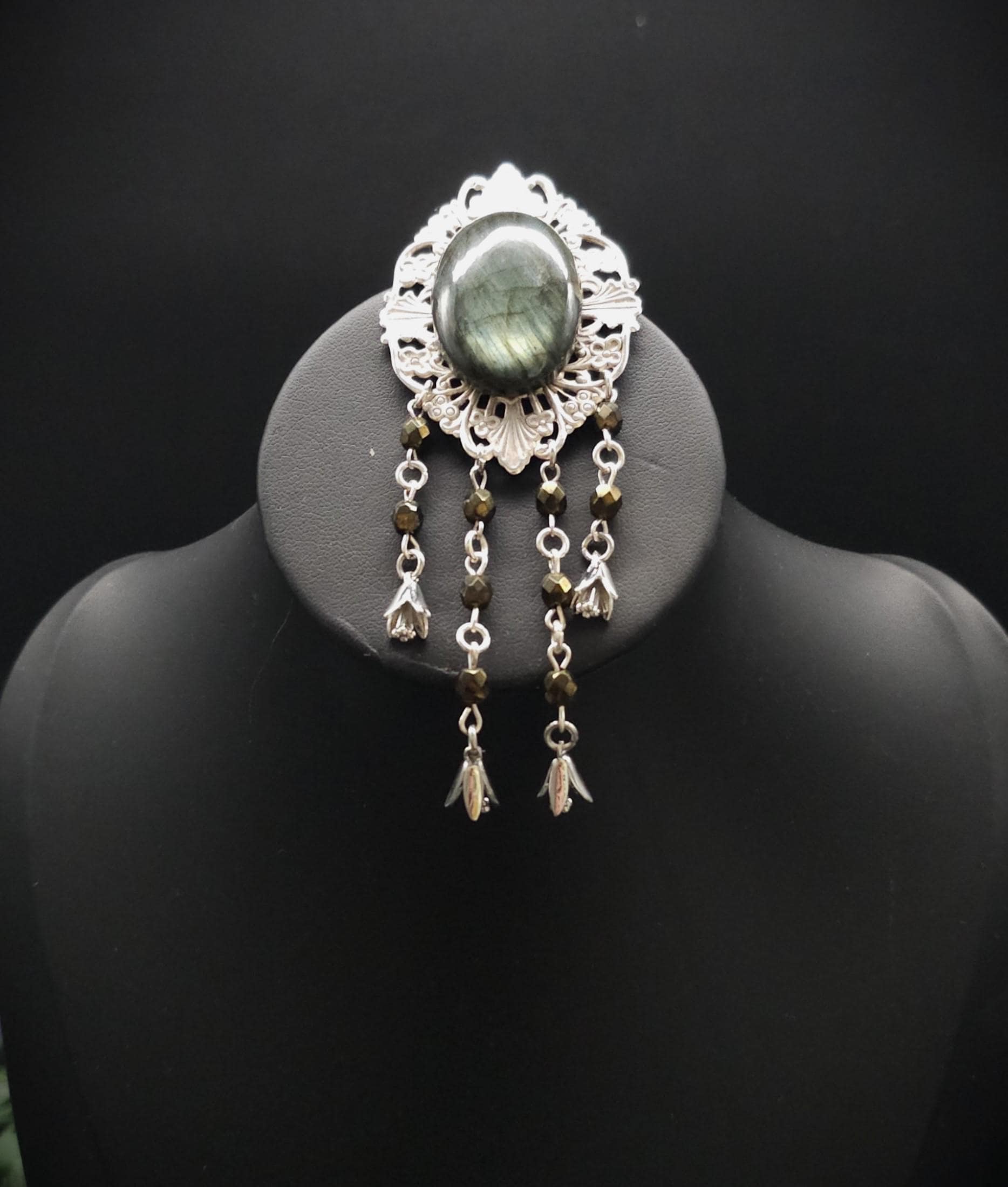 Art Nouveau Brosche mit Labradorit ~ Elfen Schmuck ~ Fantasy Gewandbrosche ~ Mittelalter Accessoire ~ Naturstein Brosche