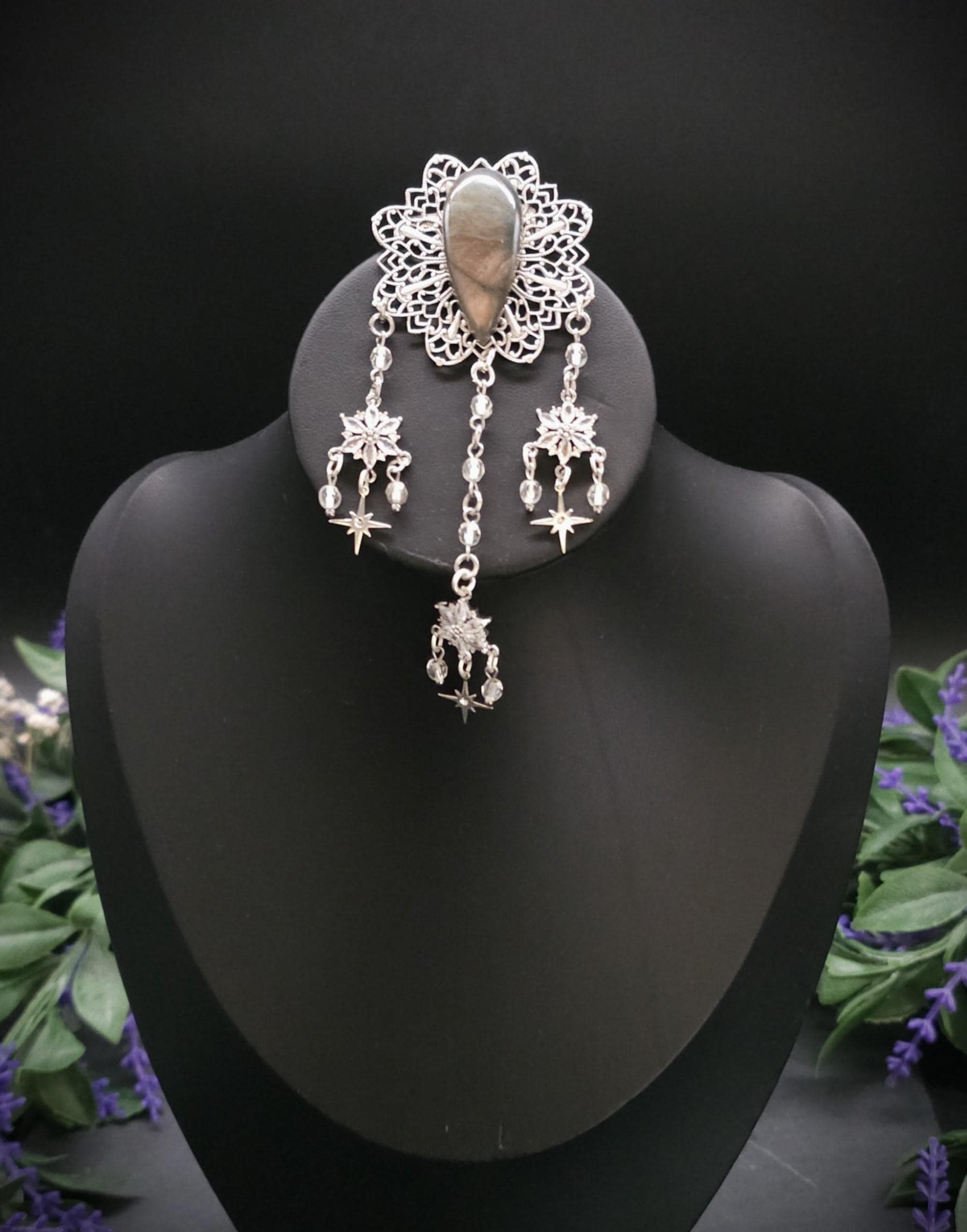 Labradorit Zirkonia Brosche ~ Art Nouveau Gewandschmuck ~ Fantasy Brosche mit Sternenanhängern ~ LARP Accessoire