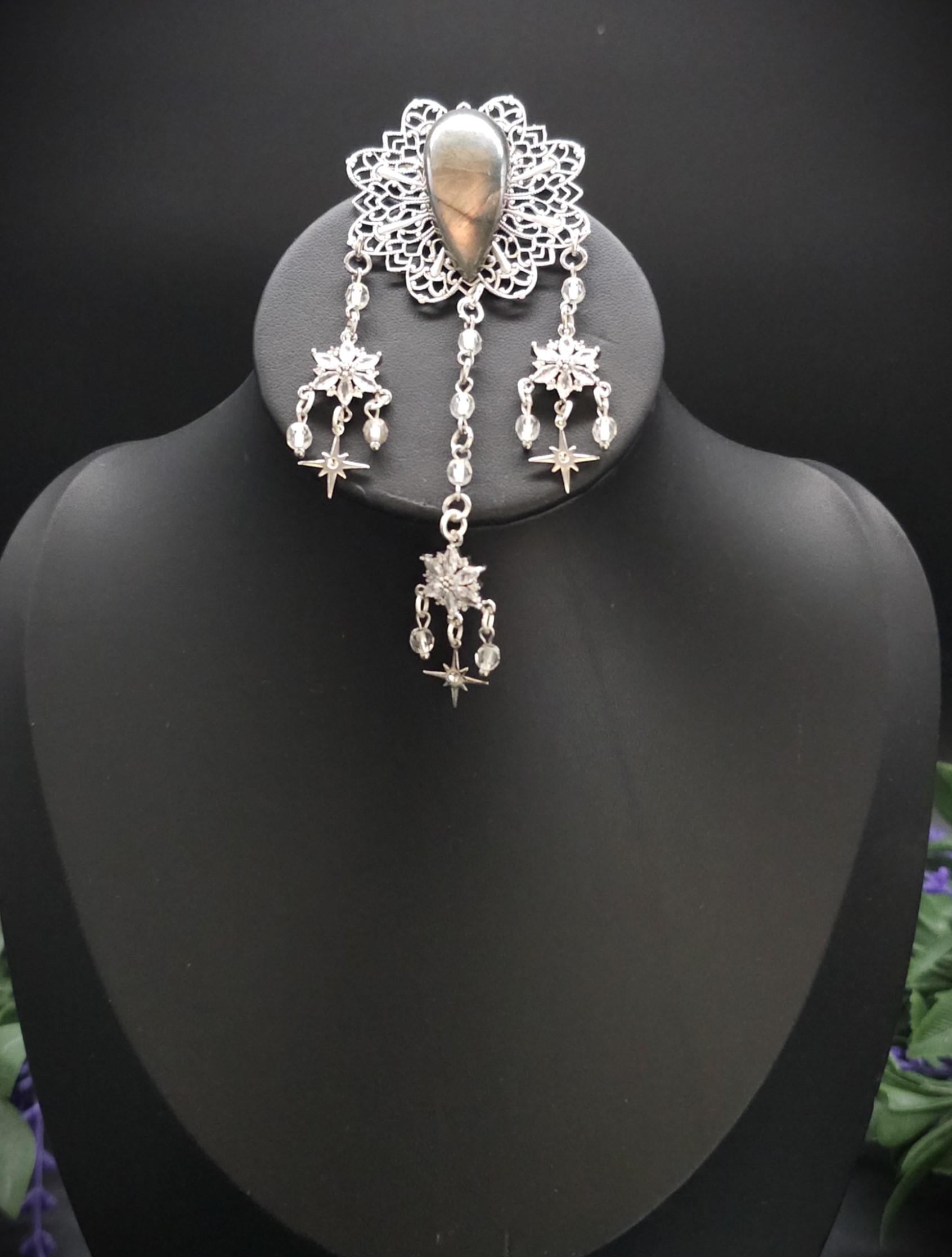 Labradorit Zirkonia Brosche ~ Art Nouveau Gewandschmuck ~ Fantasy Brosche mit Sternenanhängern ~ LARP Accessoire